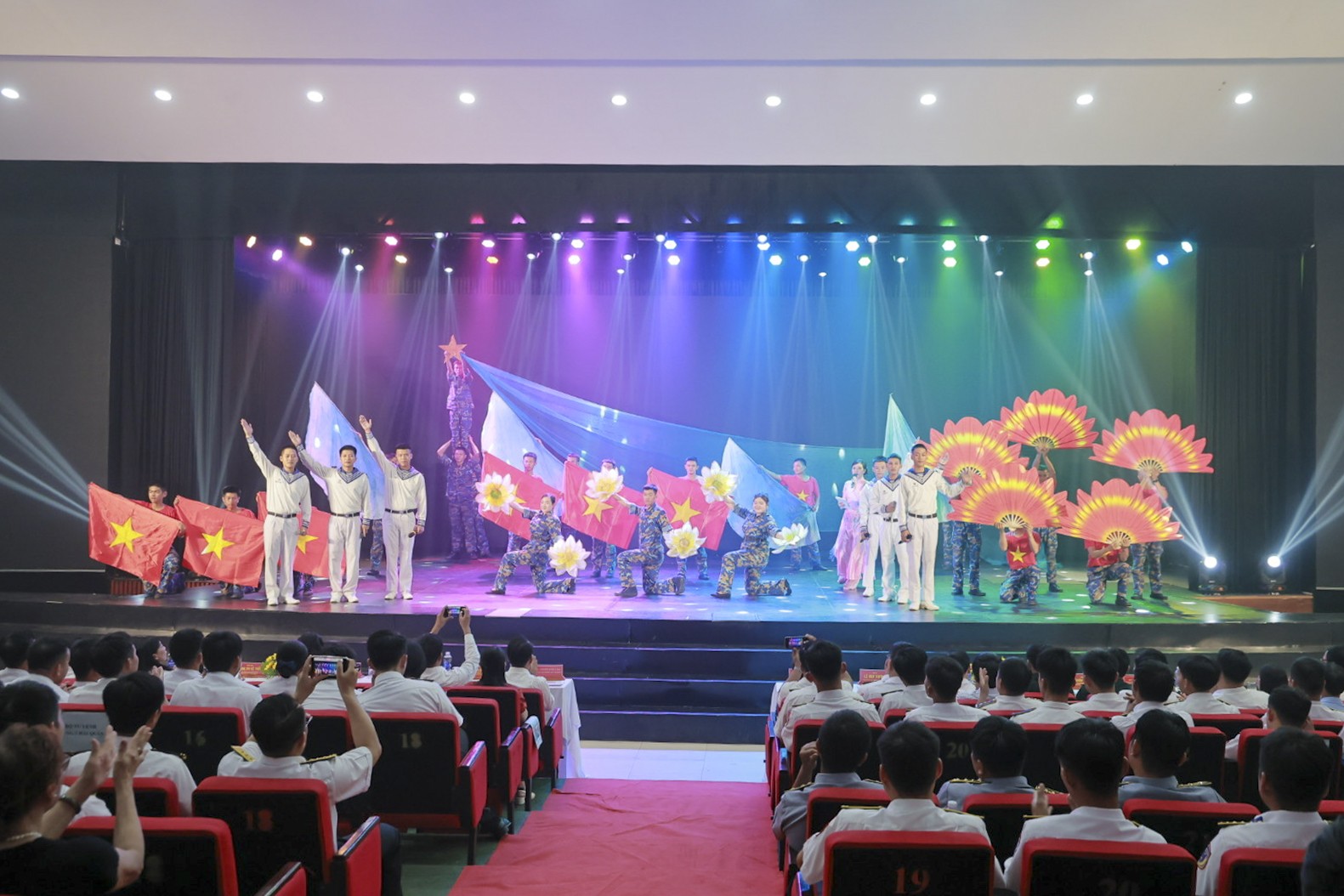 tiet-muc-van-nghe-cua-vung-3-hai-quan-trong-chuong-trinh-da-nang-vuon-minh-cung-bien-xanh-1780911934.JPG