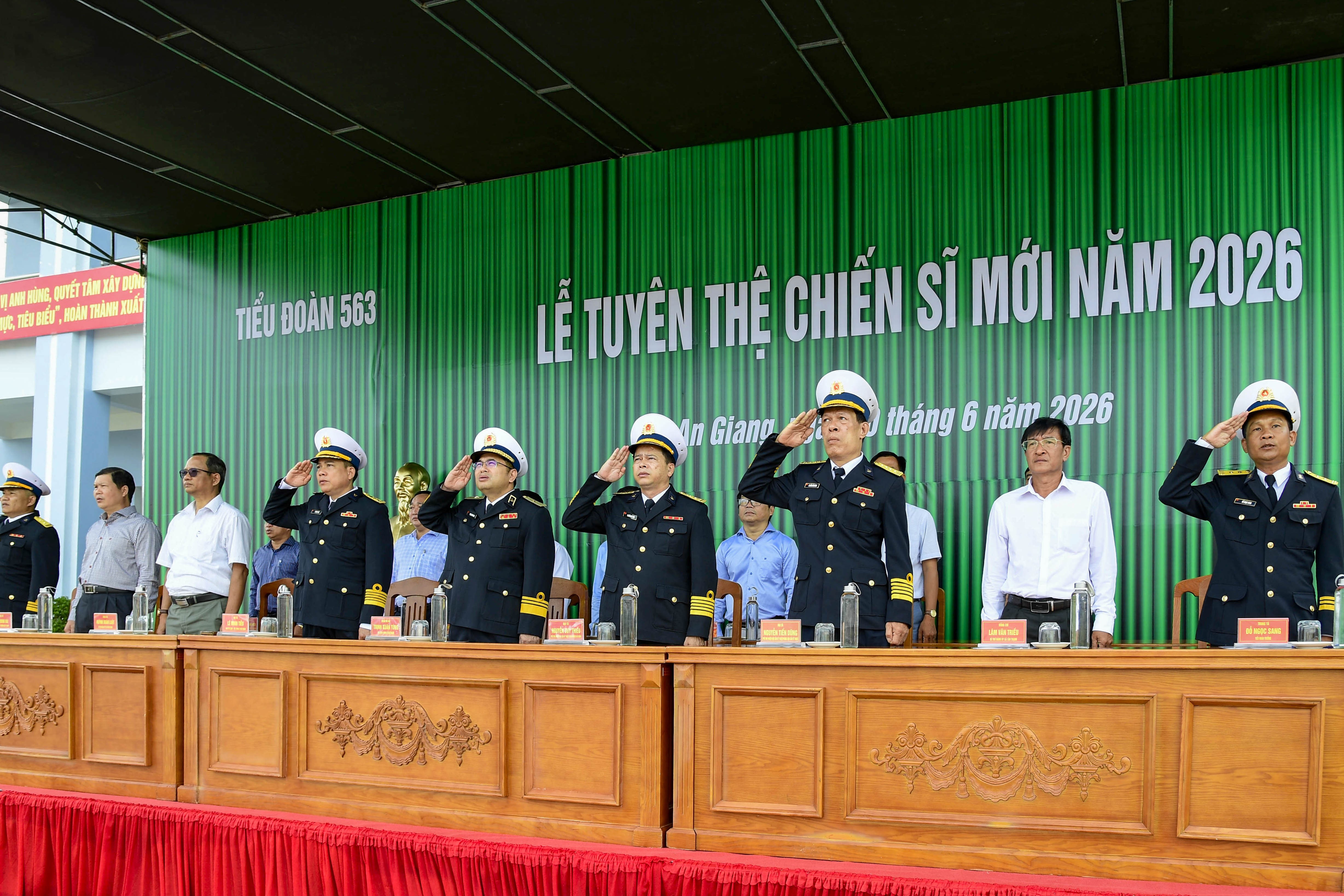 1-cac-dai-bieu-thuc-hien-nghi-thuc-chao-co-tai-le-tuyen-the-csm-o-tieu-doan-563-1781107696.JPG