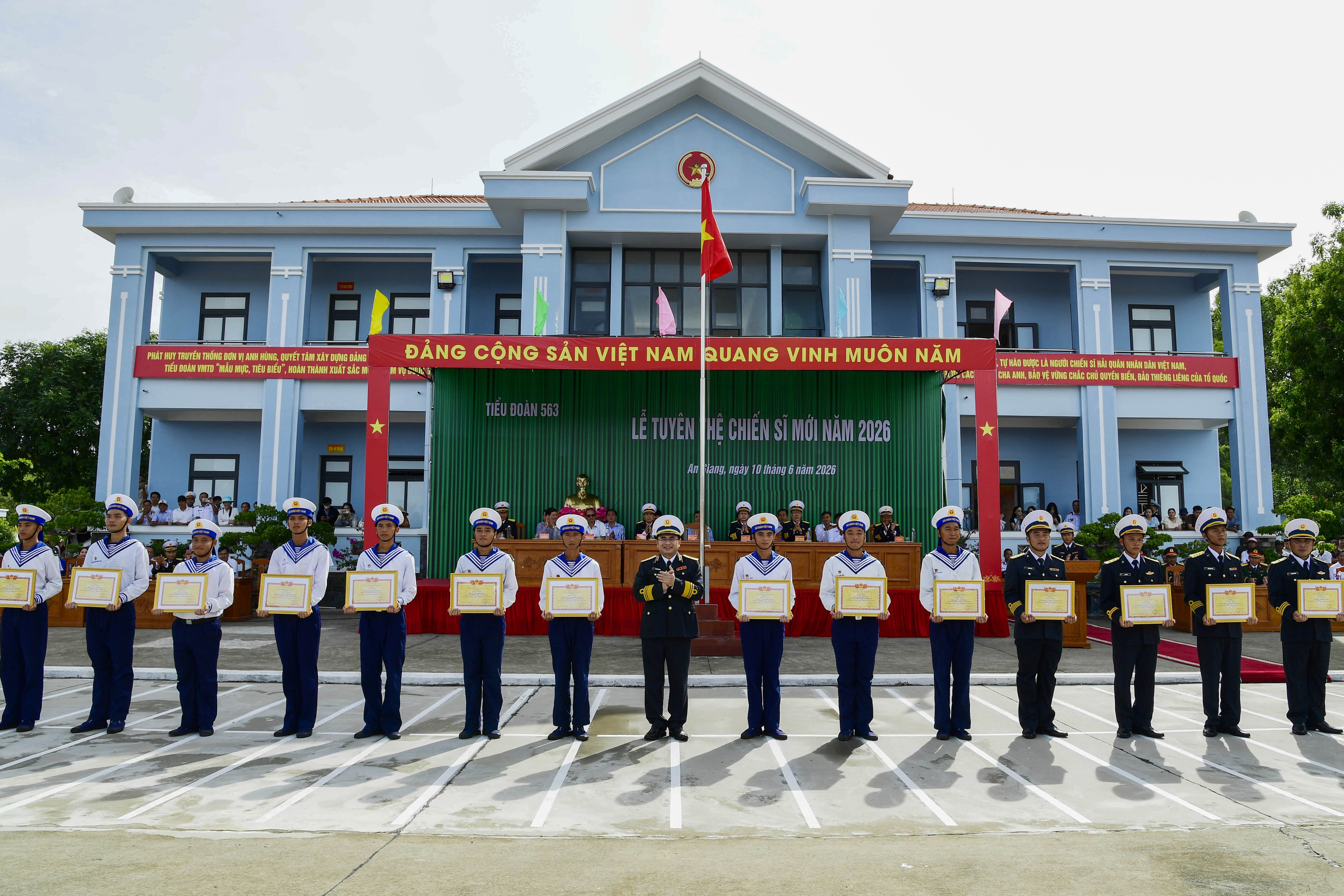 10-thu-truong-bo-tu-lenh-vung-5-hai-quan-tang-giay-khen-cho-cac-tap-the-va-ca-nhan-co-thanh-tich-tot-trong-khoa-huan-luyen-csm-1781107696.JPG