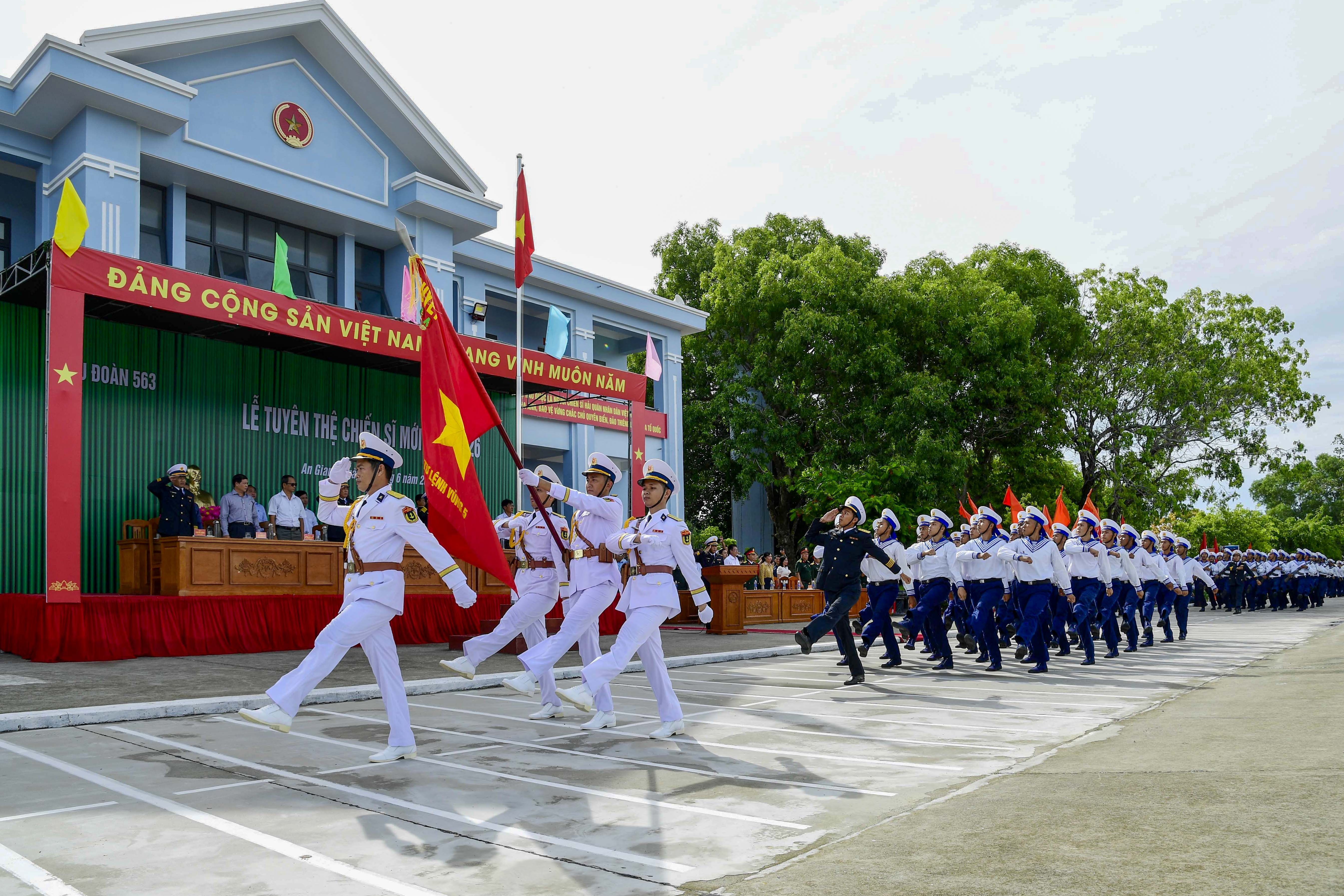 12-csm-duyet-doi-ngu-tai-le-tuyen-the-1781107696.JPG