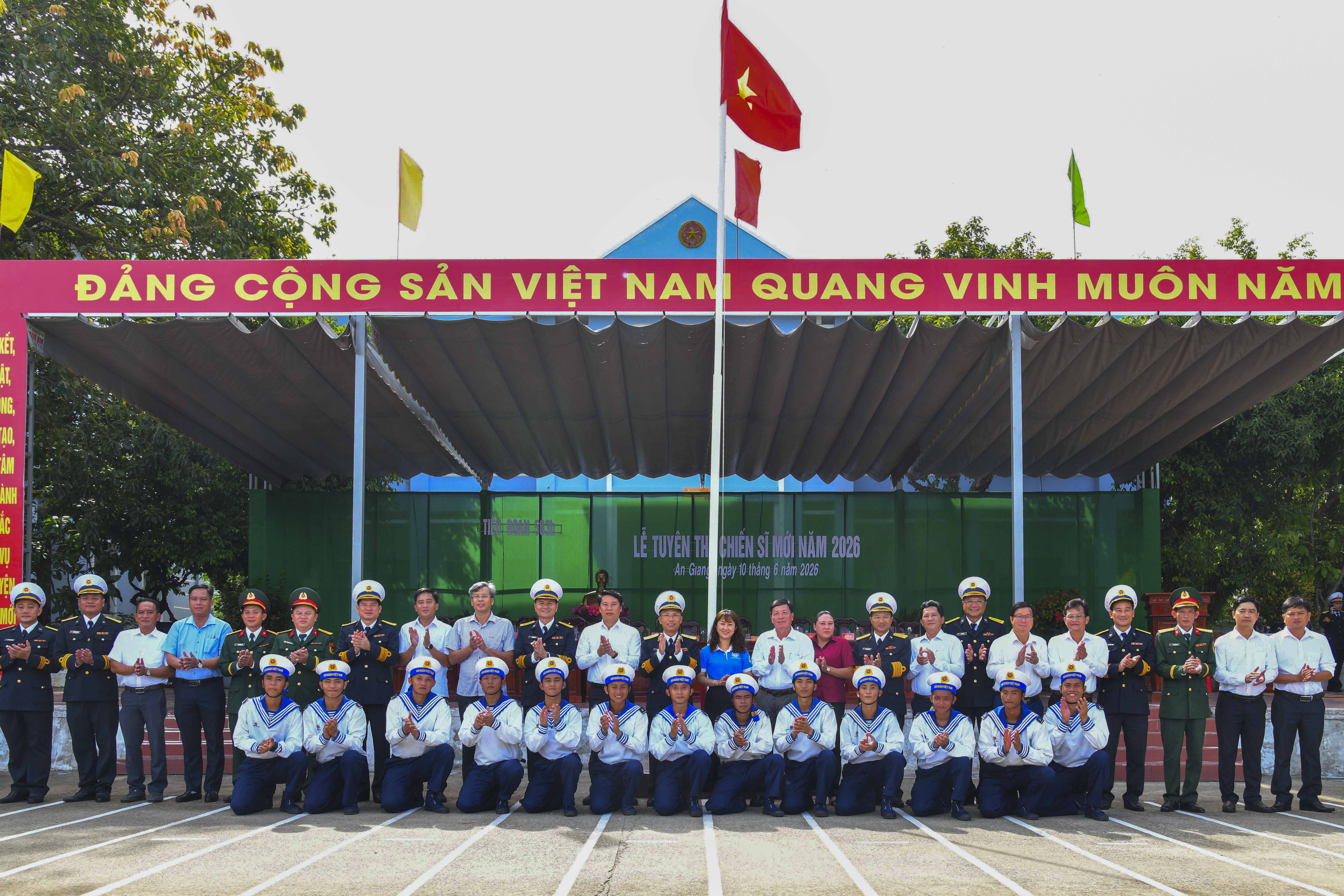 16-thu-truong-bo-tu-lenh-vung-5-hai-quan-va-cac-dai-bieu-chup-anh-luu-niem-voi-csm-1781107696.JPG