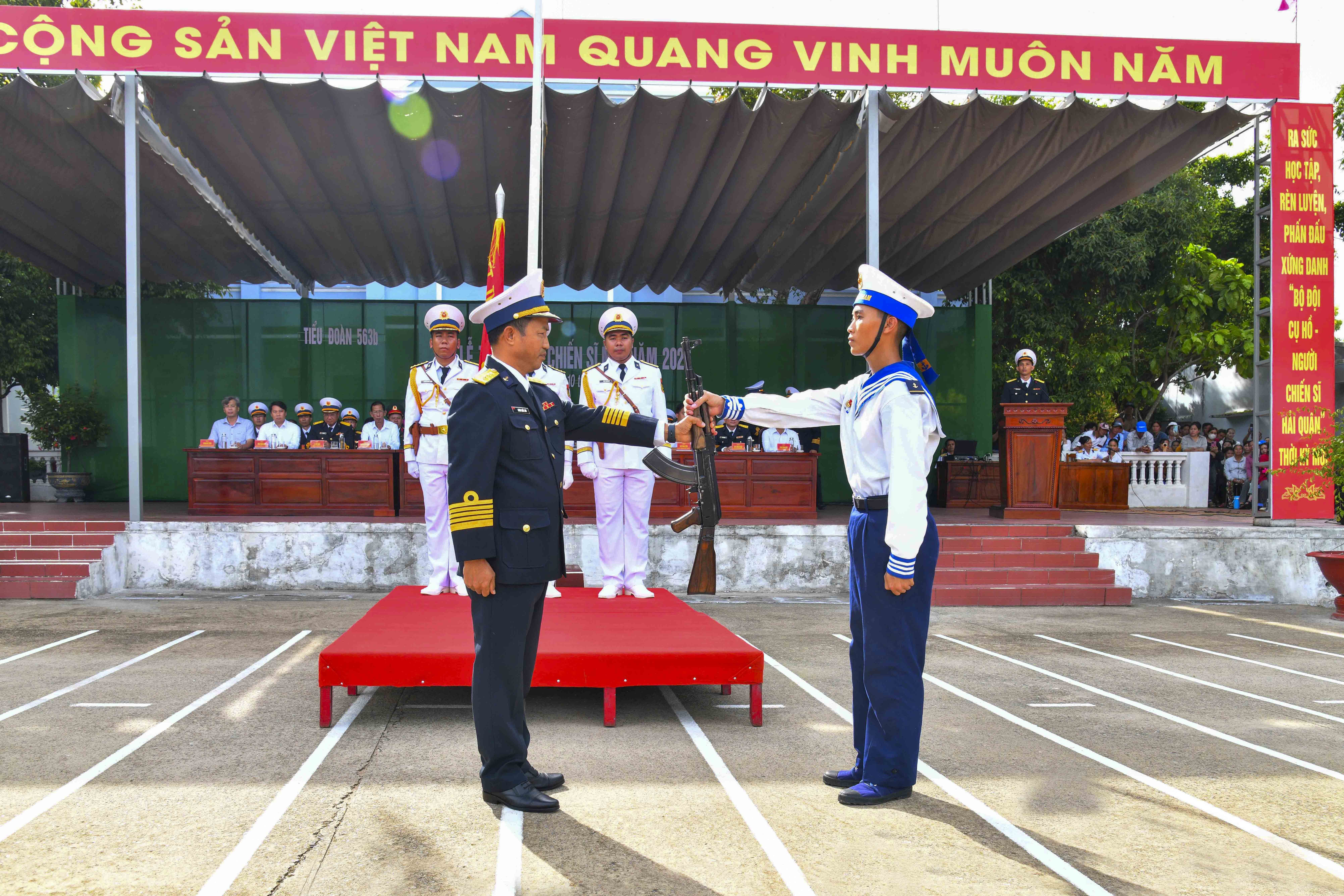 8-nghi-thuc-trao-sung-cho-csm-tai-le-tuyen-the-1781107696.JPG
