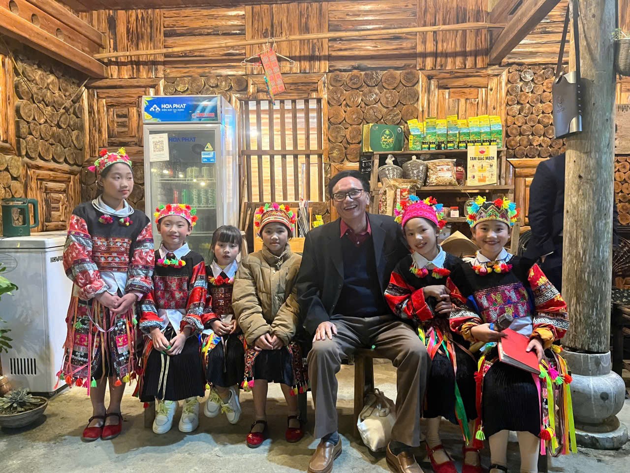 nlntv-11-ts-lo-giang-pao-ben-cac-chau-lo-lo-1781238570.jpg