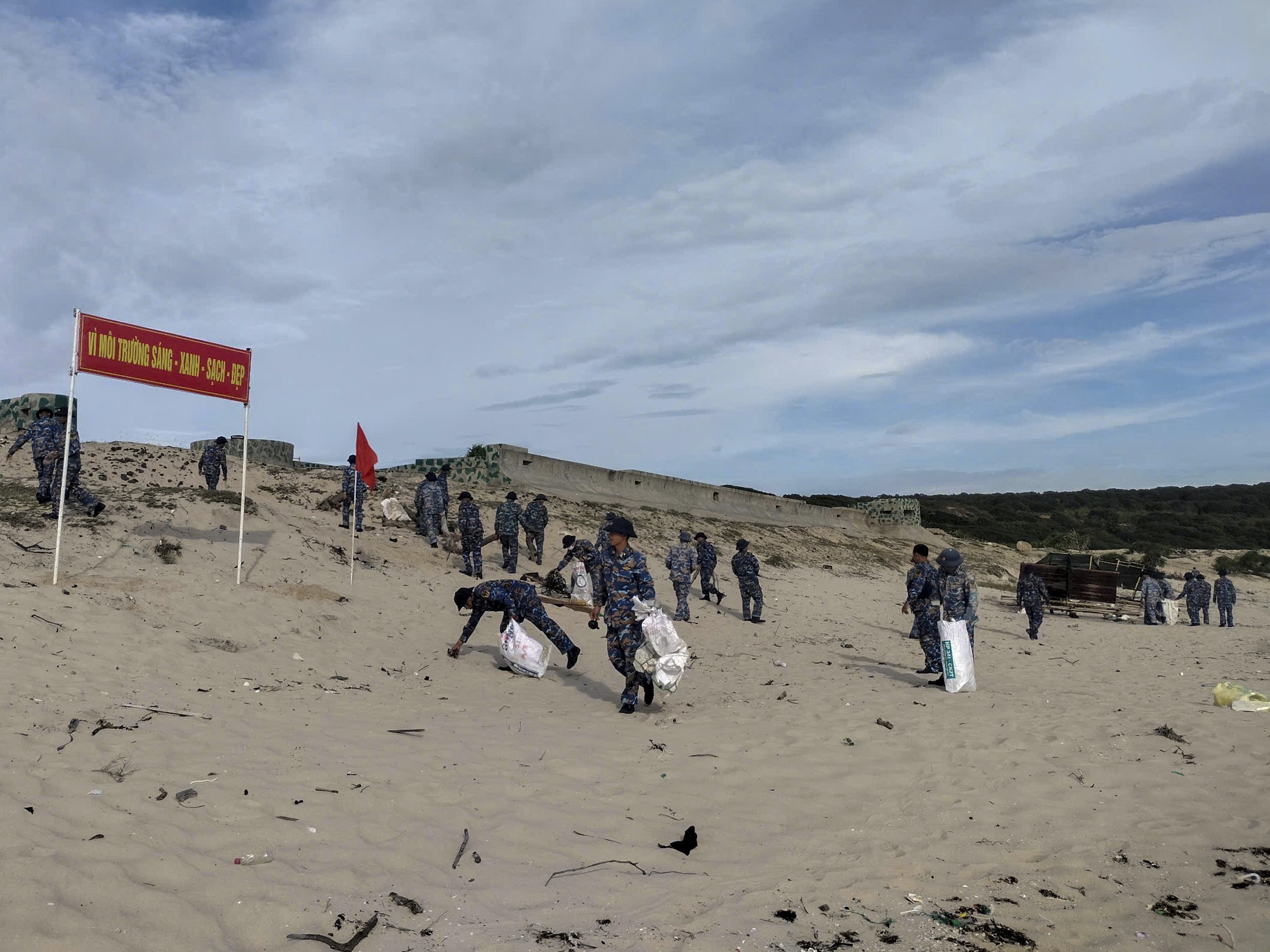can-bo-chien-si-vung-4-chung-tay-thu-gom-rac-bao-ve-moi-truong-bien-1781321764.JPG