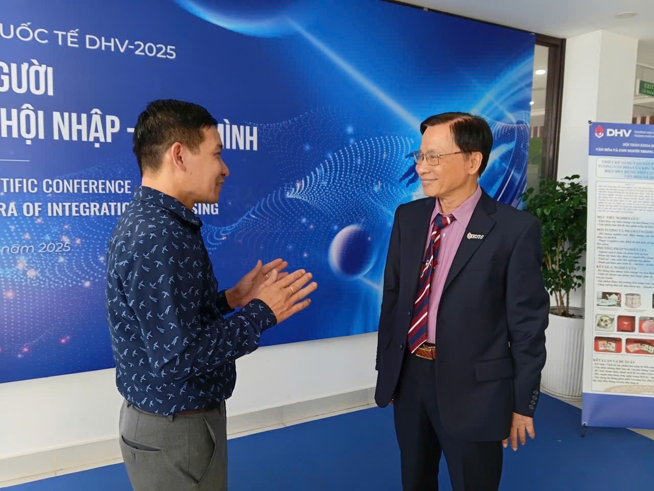 nlntv-141-duy-dung-trao-doi-voi-gs-tran-ngoc-them-1781400099.jpg