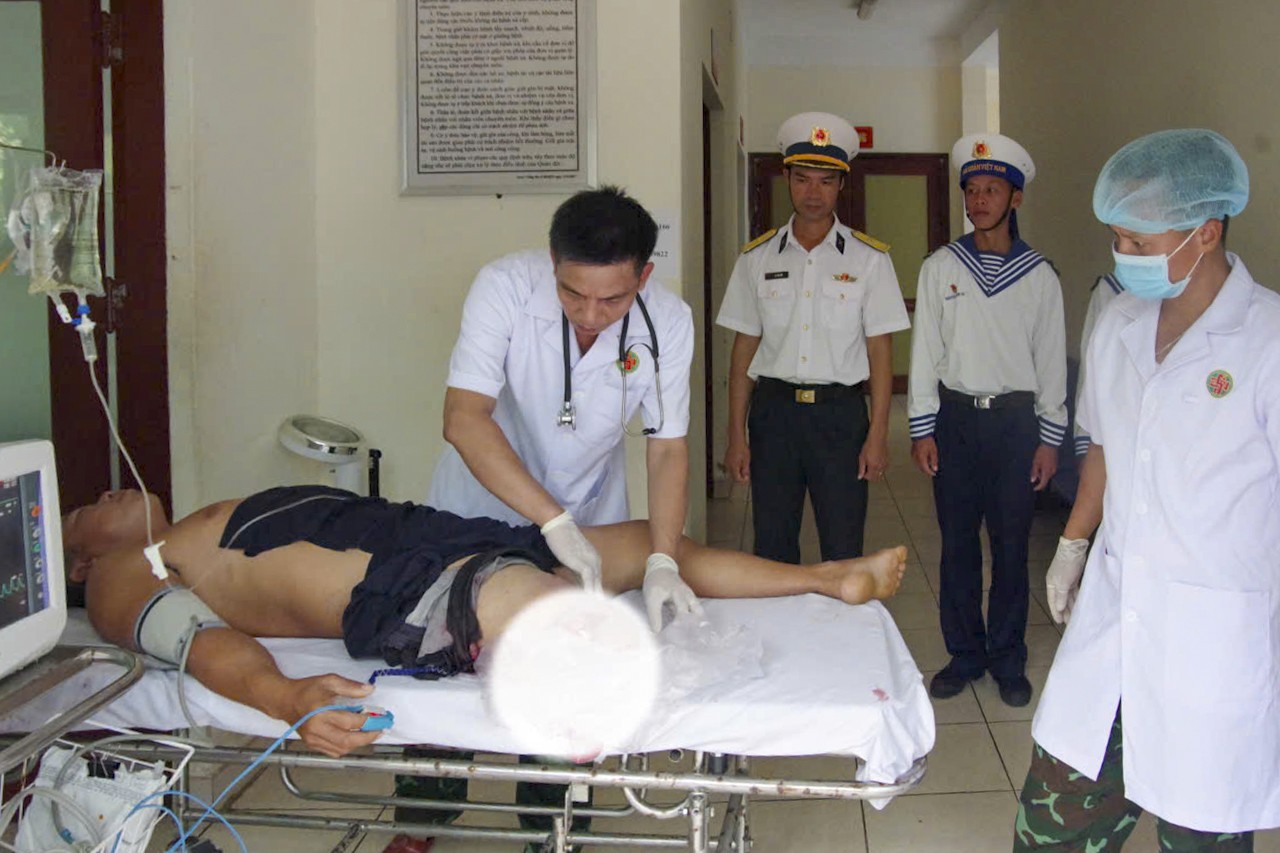 cac-y-bac-si-tham-kham-cho-benh-nhan-1781582244.jpg