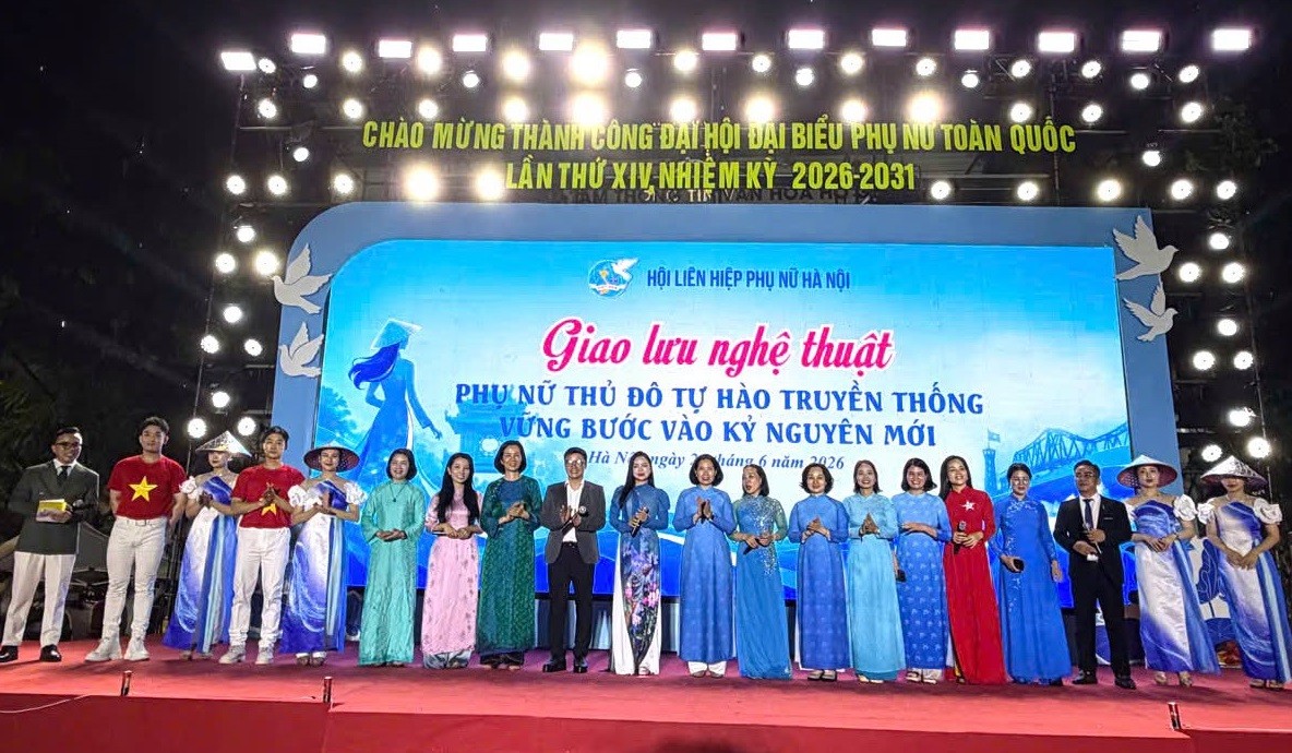 cac-dai-bieu-can-bo-hoi-vien-phu-nu-chup-anh-luu-niem-tai-chuong-trinh-giao-luu-nghe-thuat-chao-mung-thanh-cong-dai-hoi-dai-bieu-phu-nu-toan-quoc-lan-thu-xiv-1782032192.jpg