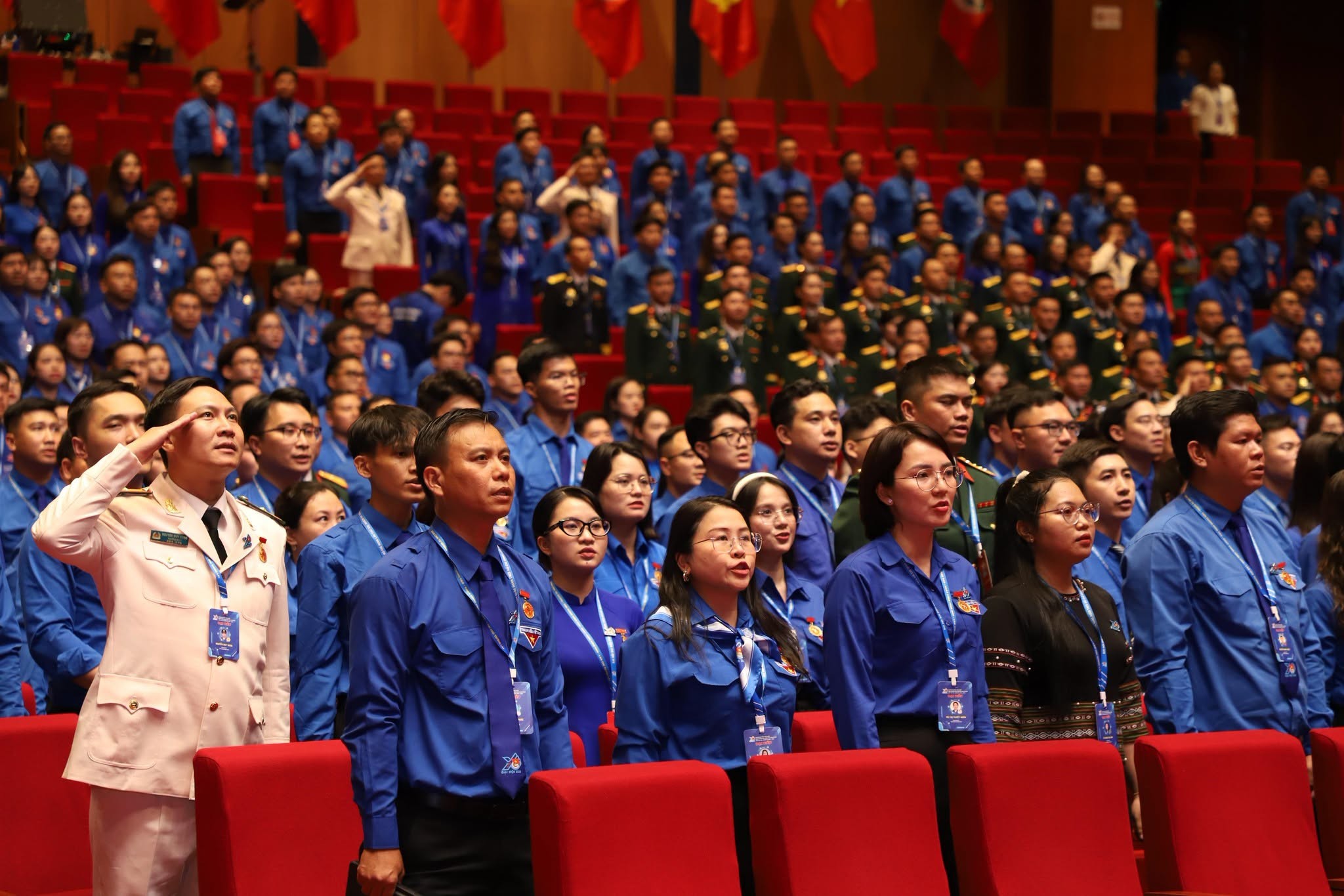 anh-2-cac-dai-bieu-thuc-hien-nghi-thuc-chao-co-tai-dai-hoi-1782291881.jpg