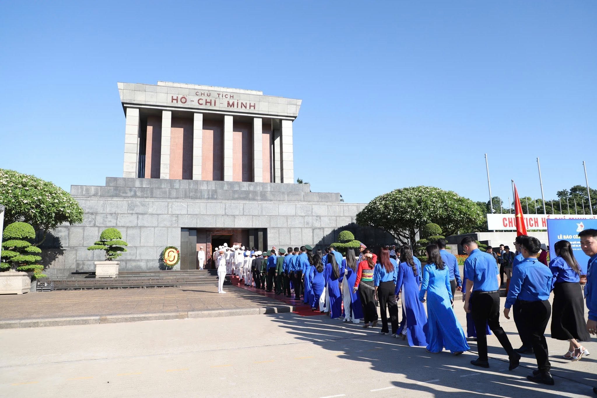 anh-4-doan-dai-bieu-du-dai-hoi-da-tham-du-le-bao-cong-va-vao-lang-vieng-chu-tich-ho-chi-minh-1782291998.jpg