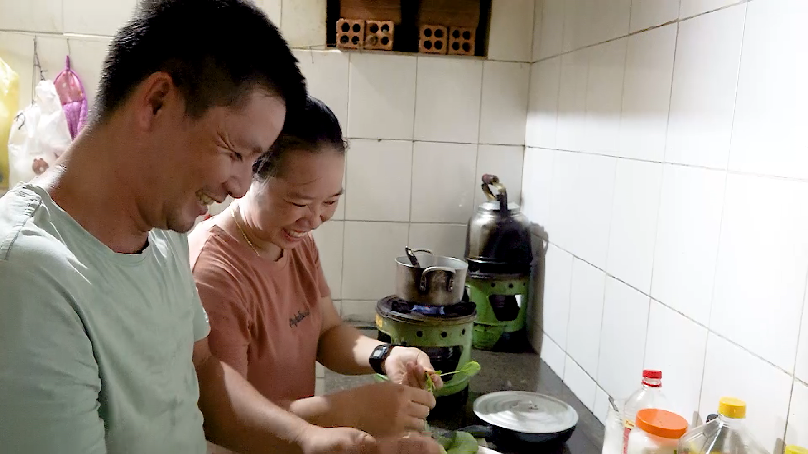 nu-cuoi-hanh-phuc-cua-ho-dan-tren-dao-song-tu-tay-1782570970.png