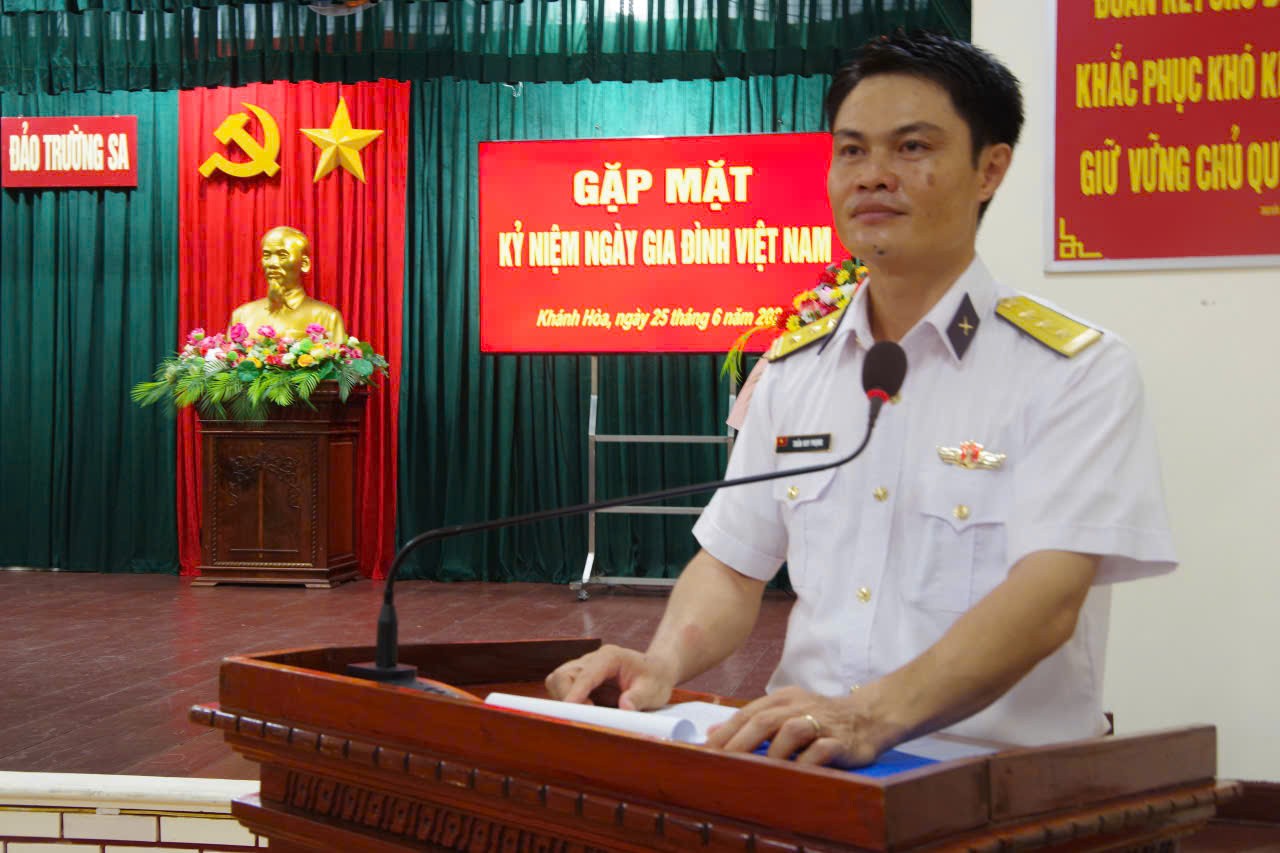thuong-ta-tran-huy-phung-chinh-tri-vien-dao-truong-sa-phat-bieu-chuc-mung-nhan-ngay-gia-dinh-viet-nam-1782570967.jpg