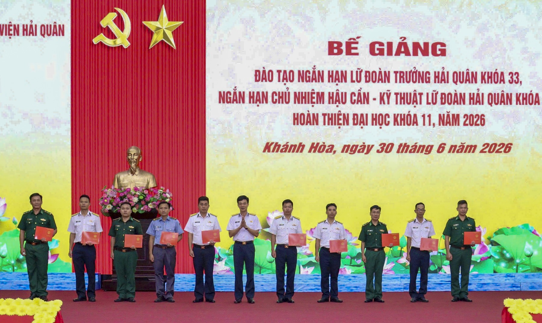 2-lanh-dao-hoc-vien-trao-chung-chi-tot-nghiep-cho-hoc-vien-dao-tao-hoan-thien-dai-hoc-1782819969.jpg