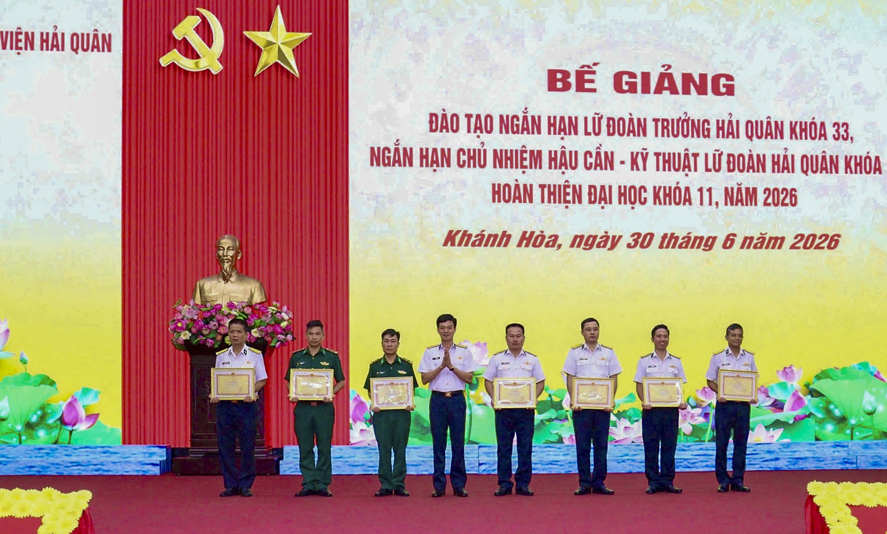 3-thu-truong-hoc-vien-trao-giay-khen-cho-cac-hoc-vien-co-thanh-tich-tot-trong-khoa-hoc-1782819969.jpg