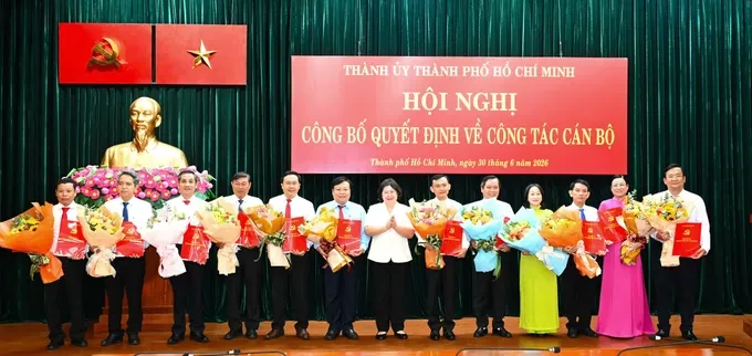 tphcm-dieu-dong-12-lanh-dao-so-nganh-ve-phuong-xa-1782794573.webp