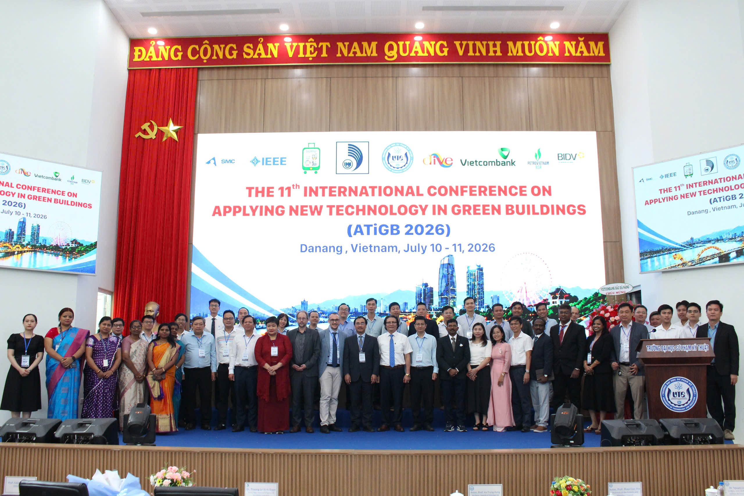 dai-bieu-tham-du-hoi-thao-quoc-te-ung-dung-cong-nghe-moi-trong-cong-trinh-xanh-lan-thu-11-chup-hinh-luu-niem-1783681040.jpg