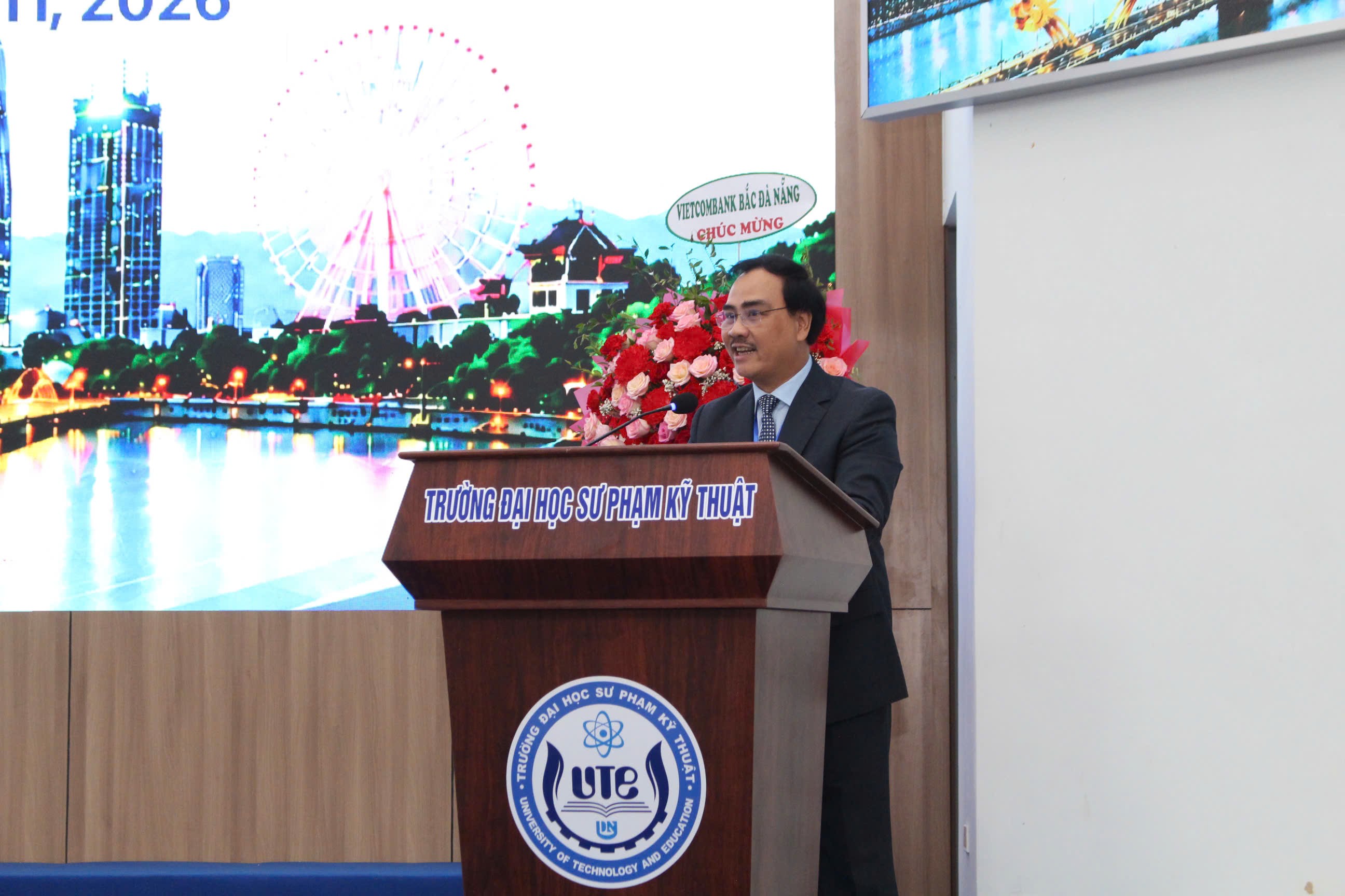 pgs-ts-vo-trung-hung-pho-hieu-truong-truong-dai-hoc-su-pham-ky-thuat-dh-da-nang-phat-bieu-khai-mac-hoi-thao-1783681040.jpg
