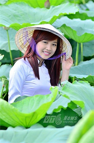 nlntv-thieu-nu-ha-thanh-e-ap-ben-sen-dau-mua-8cache-1784362588.jpeg