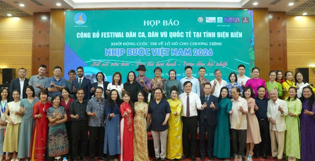 cac-dai-bieu-chup-hinh-luu-niem-1784800716.jpg
