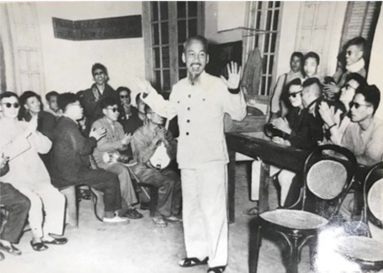 chu-tich-ho-chi-minh-tham-va-chuc-tet-cac-dong-chi-thuong-binh-hong-mat-nam-1956anh-tu-lieu-1784859781.png