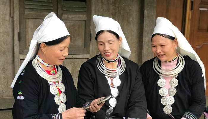 ky-1-phu-nu-dan-toc-dao-xa-hong-thai-na-hang-tim-hieu-ve-chuyen-doi-so-qua-dien-thoai-thong-minh-nguon-trang-thong-tin-dien-tu-hoi-lhpn-viet-nam-1785197827.jpg