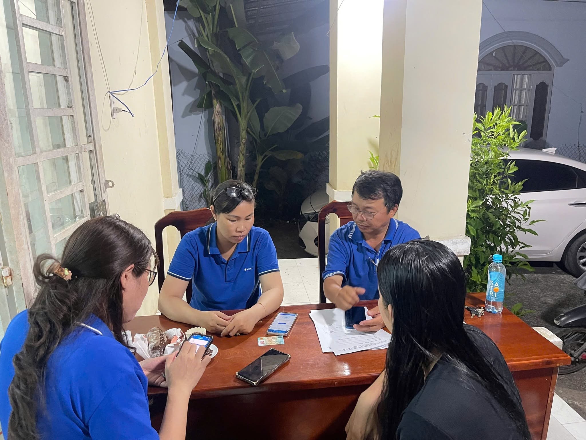 ky-1-to-cong-nghe-so-cong-dong-xa-chau-pha-thanh-pho-ho-chi-minh-huong-dan-nguoi-dan-cai-dat-ung-dung-dc-40-va-ung-dung-thiet-yeu-gop-phan-xay-d-1785197827.jpg