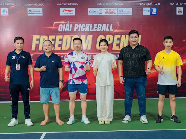 2li-ning-va-cac-nha-tai-tro-chup-anh-luu-niem-1785732197.jpg
