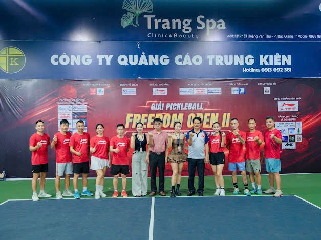 4-trang-phuc-do-li-ning-cung-cap-1785732197.jpg