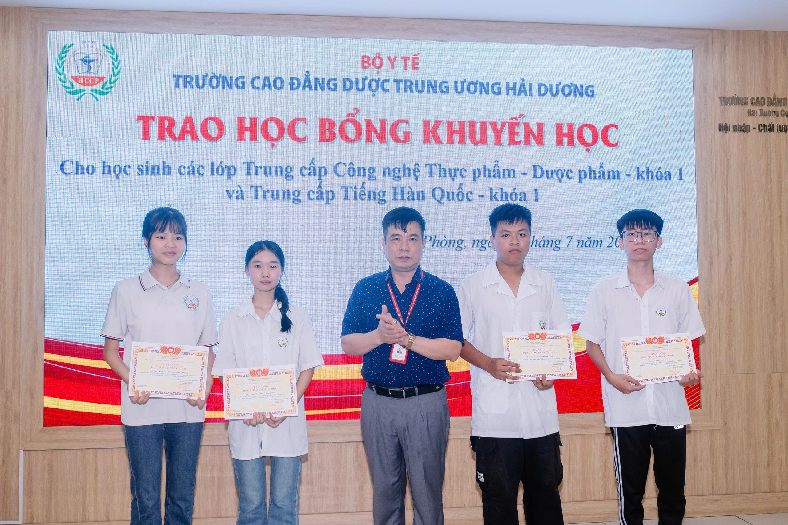trao-hoc-bong-khuyen-hoc-cho-hs-he-9-1786016368.jpg
