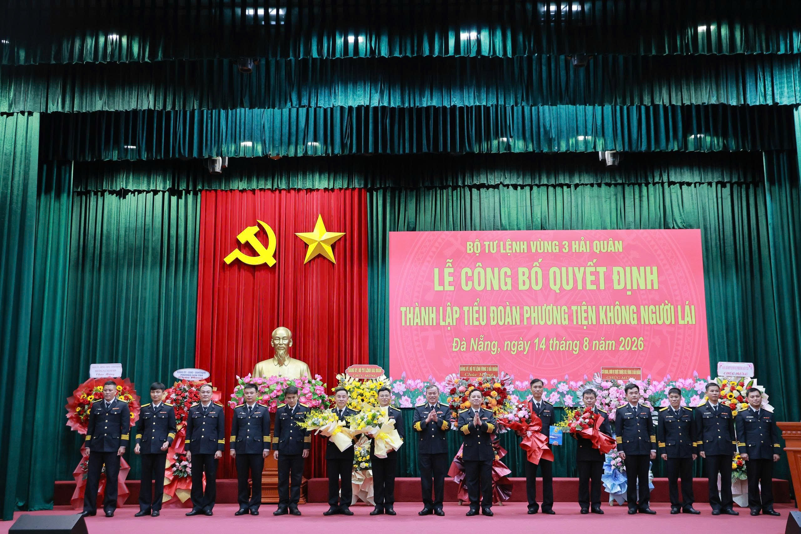 thu-truong-bo-tu-lenh-vung-3-hai-quan-tang-hoa-chuc-mung-ban-chi-huy-tieu-doan-va-cac-dai-doi-thuoc-tieu-doan-phuong-tien-khong-nguoi-lai-1786711240.jpg