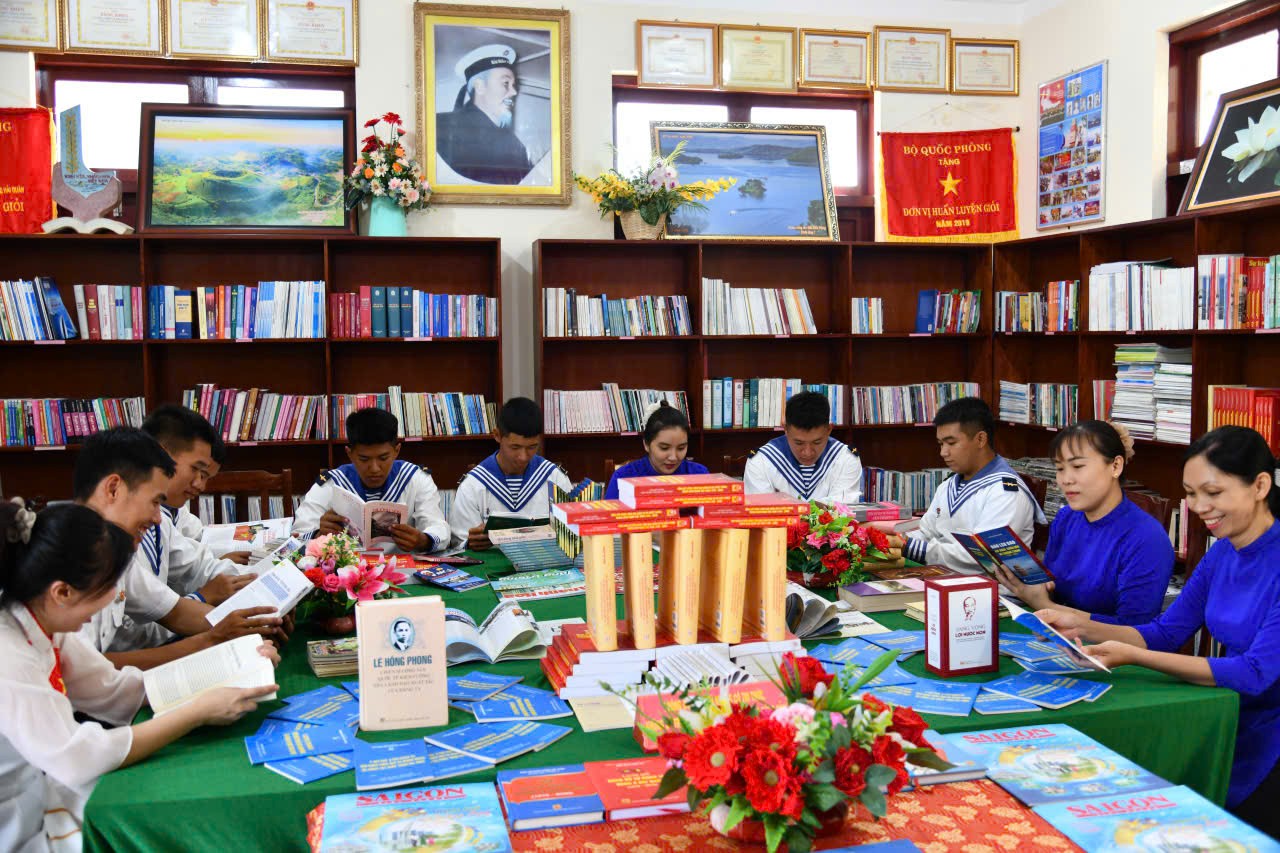 hoat-dong-doc-sach-bao-cua-quan-dan-dao-sinh-ton-trong-dip-nghi-le-1788105671.jpg