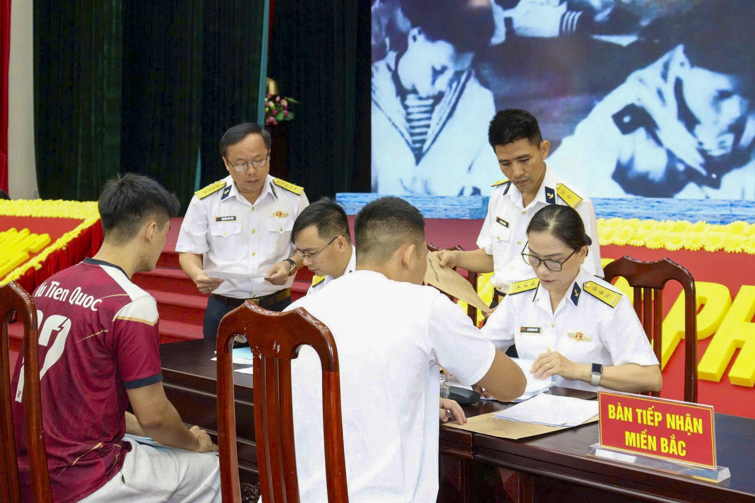 3-can-bo-hoc-vien-hai-quan-tiep-nhan-ho-so-nhap-hoc-1788436393.jpg
