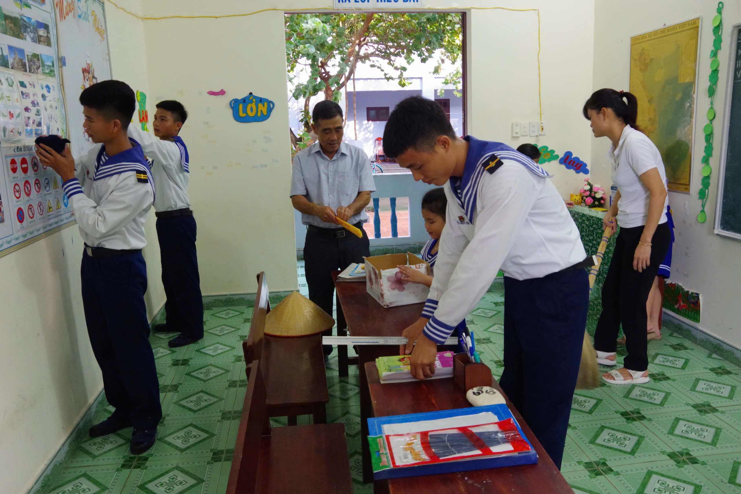 can-bo-chien-si-giao-vien-phu-huynh-va-hoc-sinh-trang-tri-lop-hoc-chuan-bi-khai-giang-nam-hoc-moi-1788426960.jpg