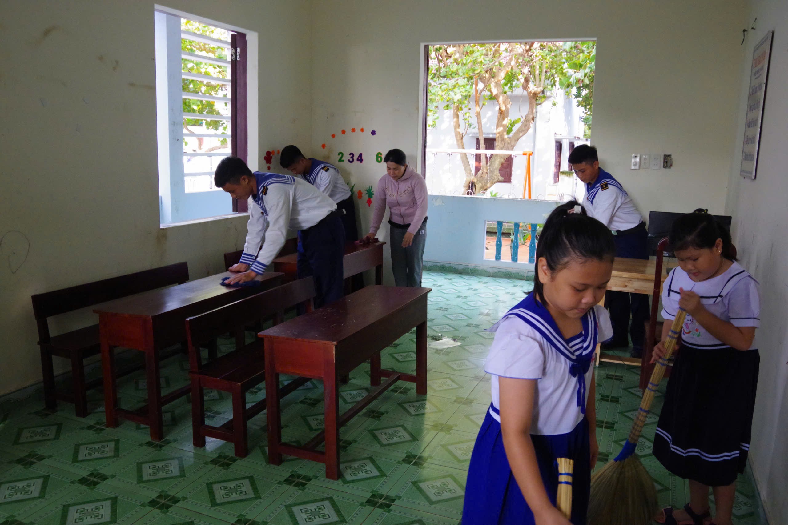 can-bo-chien-si-phuc-huynh-va-hoc-sinh-ve-sinh-lop-hoc-truoc-ngay-khai-giang-1788427185.jpg