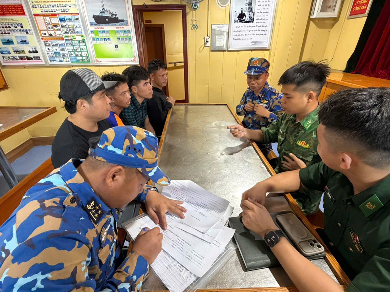 dai-dien-tau-950-lu-doan-955-va-luc-luong-bo-doi-bien-phong-thong-nhat-noi-dung-ban-giao-tau-ca-qng-95068-ts-cung-13-ngu-dan-1788843798.jpg