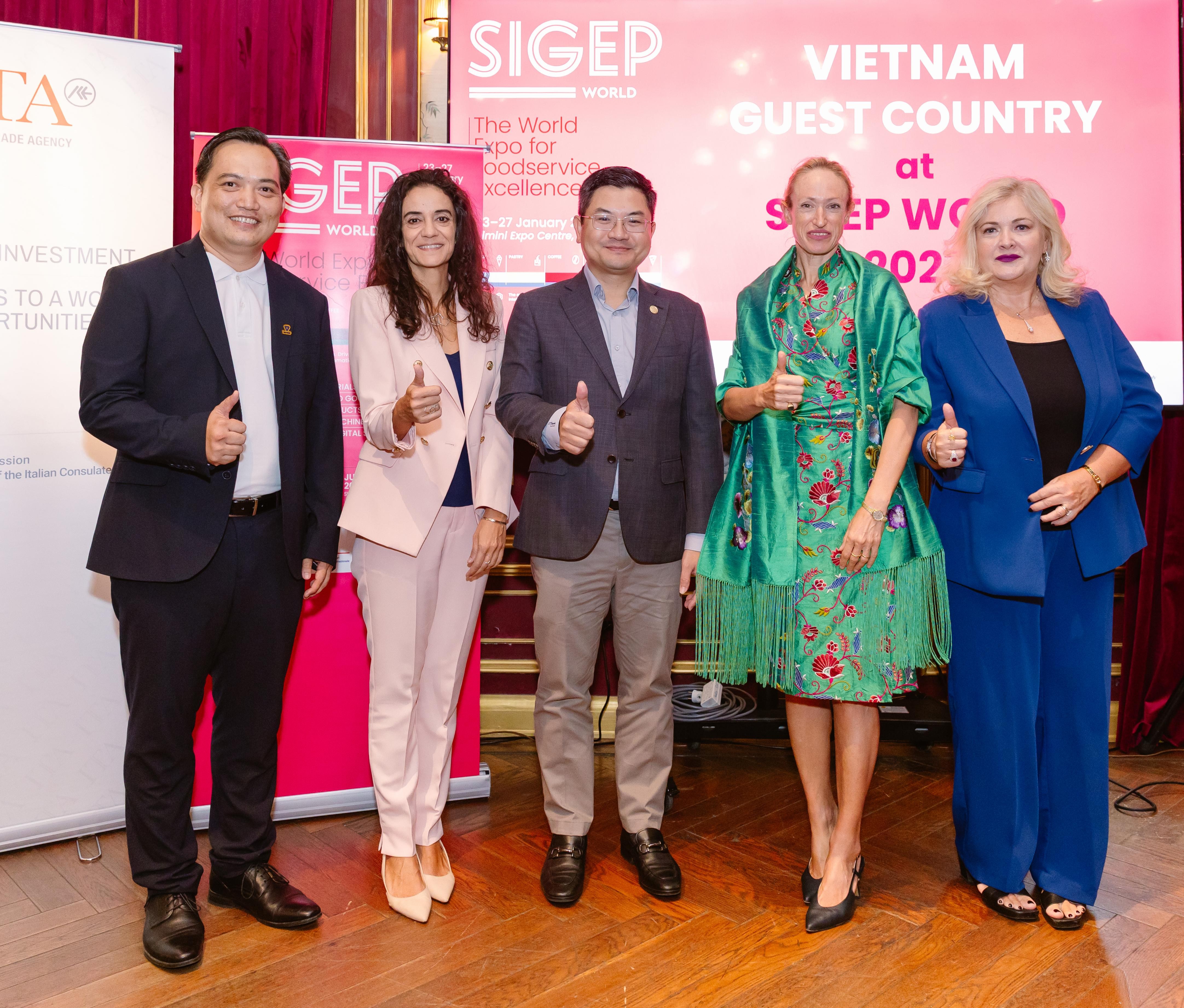 anh-1-dai-dien-co-quan-ngoai-giao-y-tai-tphcm-dai-dien-tap-doan-trien-lam-y-ieg-chup-hinh-cung-pho-giam-doc-so-ngoai-vu-tphcm-11-1788918264.jpg