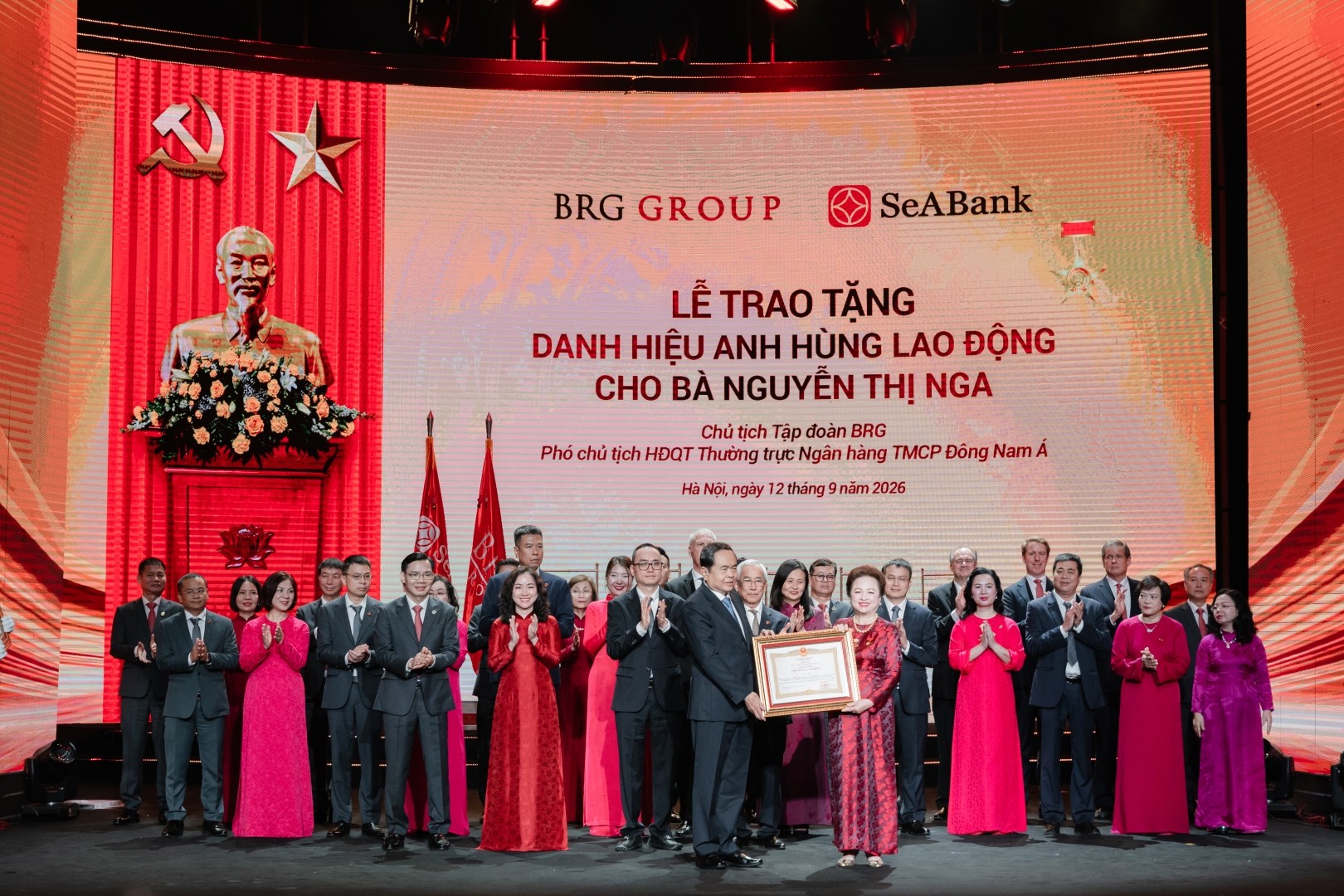 anh-1-anh-thumb-ctqh-tran-thanh-man-trao-danh-hieu-ahll-cho-madame-nguyen-thi-nga-1789256800.jpg