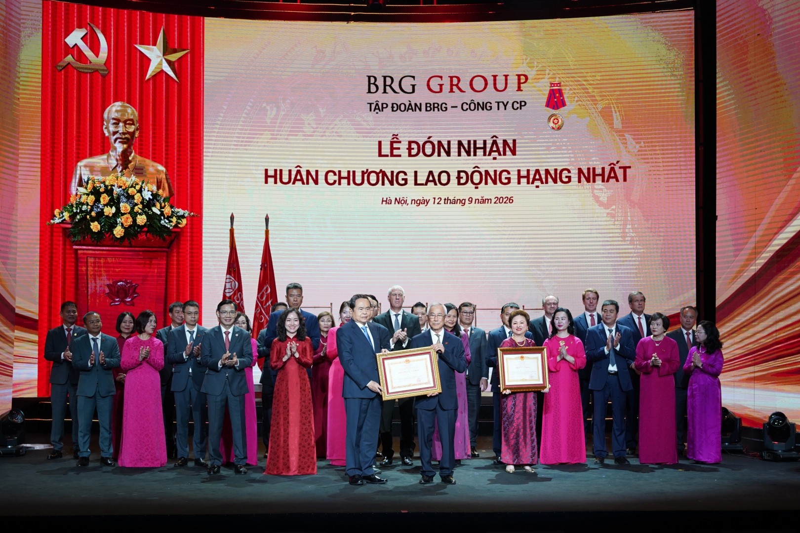 anh-3-ctqh-tran-thanh-man-trao-huan-chuong-lao-dong-hang-nhat-cho-tap-doan-brg-1789257228.jpg