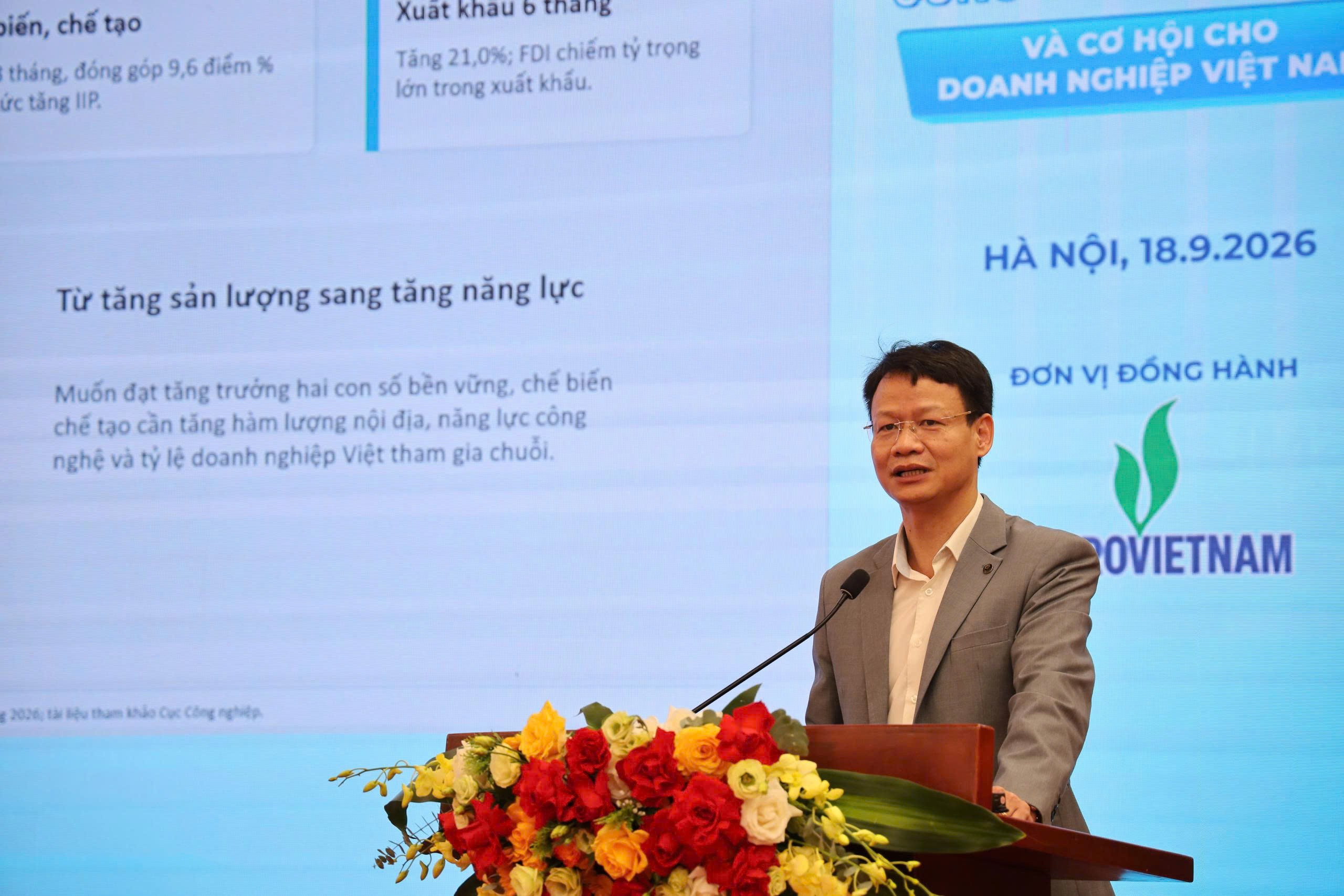 anh-4-dai-bieu-trinh-bay-tham-luan-tai-dien-dan-1789826623.jpg