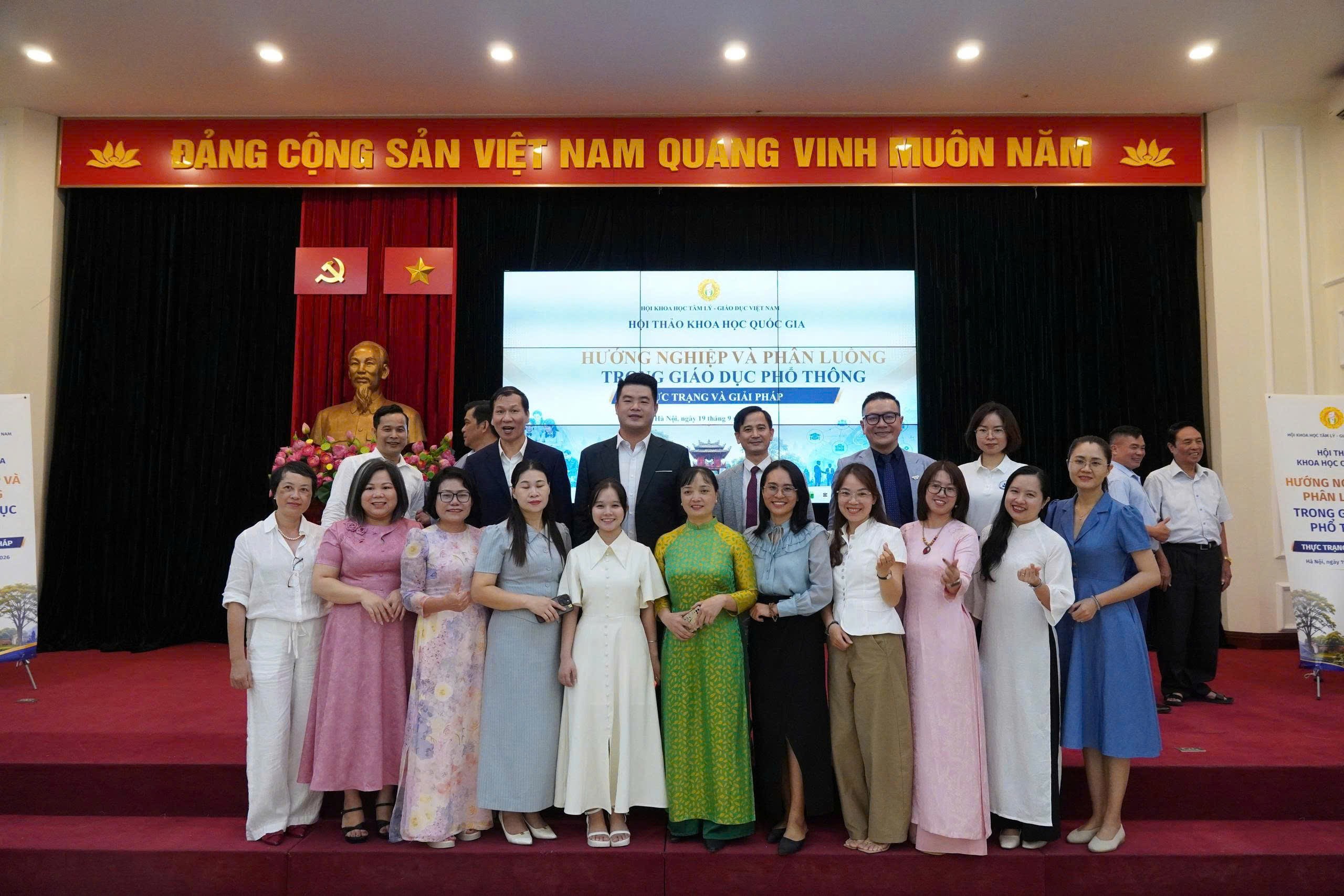 xay-dung-he-sinh-thai-huong-nghiep-trong-ky-nguyen-so-01-01-1789830570.jpg