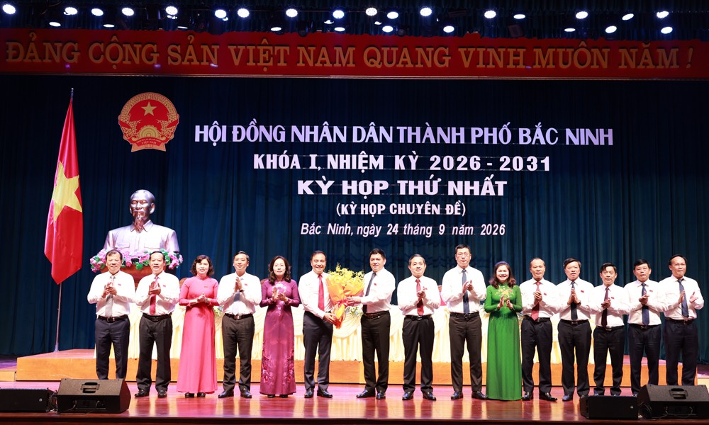 pho-giao-su-46-tuoi-duoc-bau-lam-pho-chu-tich-tp-bac-ninh-01-1790219724.jpg