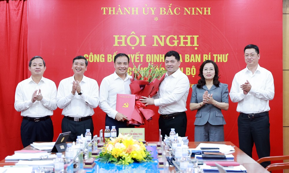 pho-giao-su-46-tuoi-duoc-bau-lam-pho-chu-tich-tp-bac-ninh-1790219724.jpg