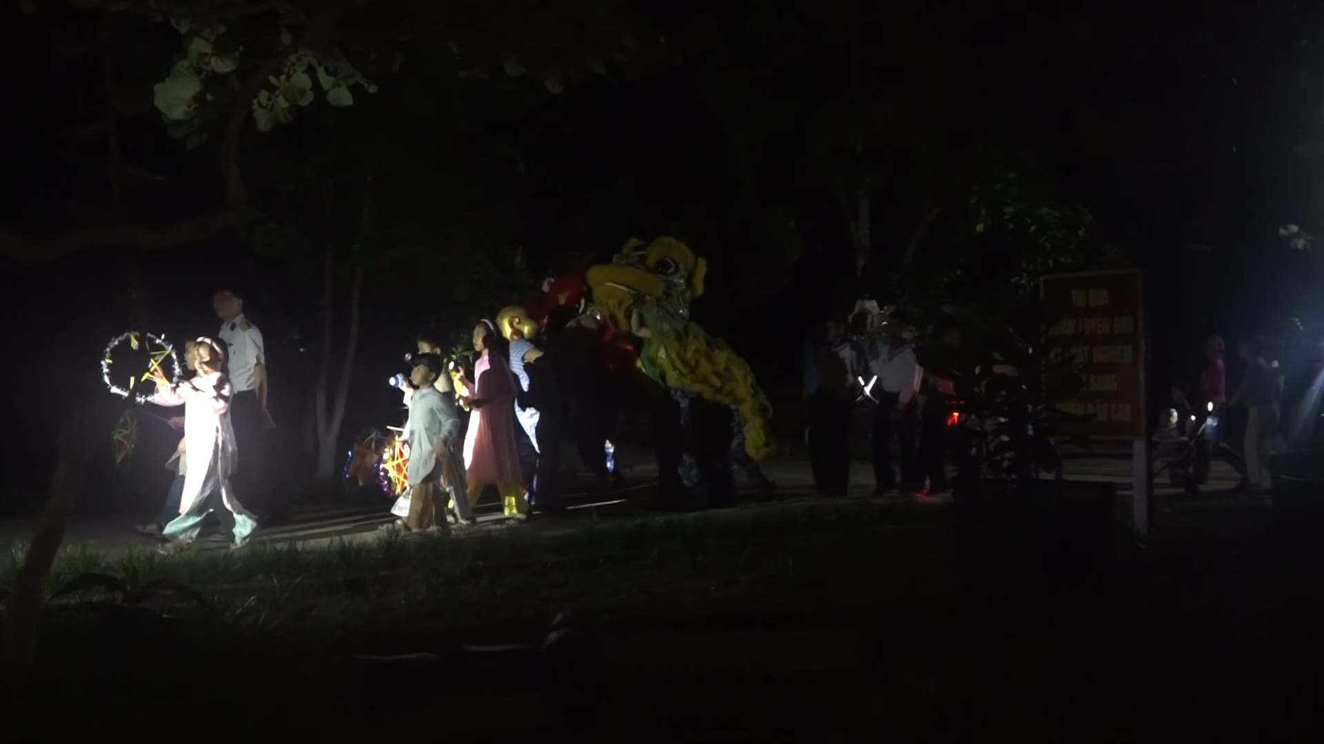 ruoc-den-trung-thu-tai-dao-song-tu-tay-1790303819.png