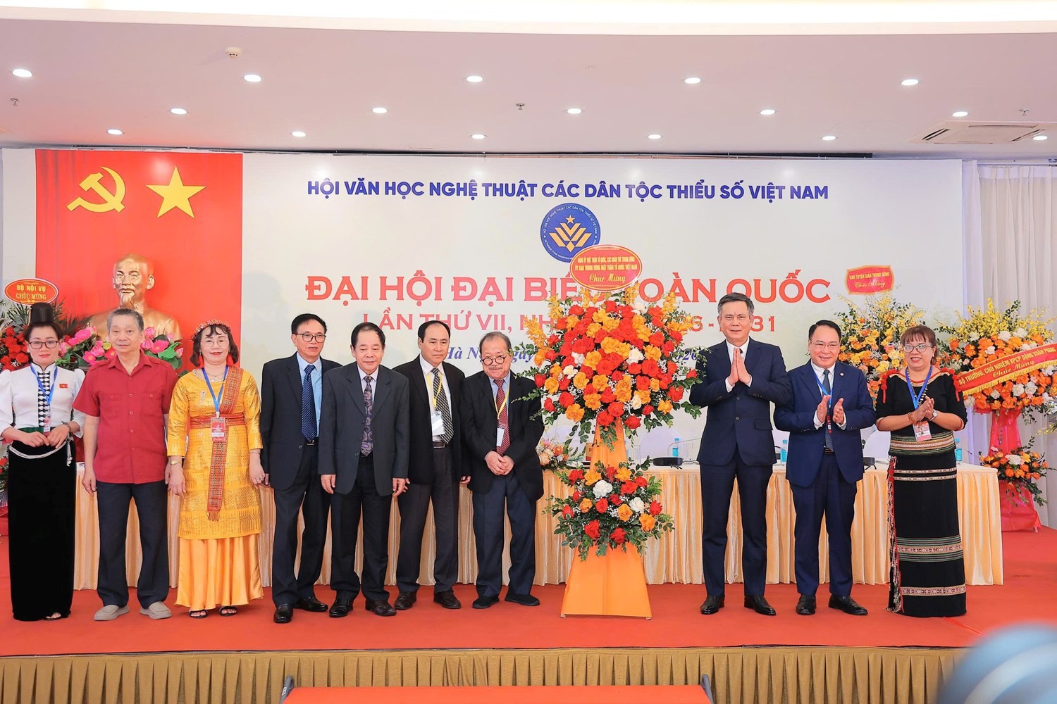 4-dh-vii-hoi-vhnt-dtts-4-tran-thang-chuc-mung-doan-chu-tich-1791381731.jpg