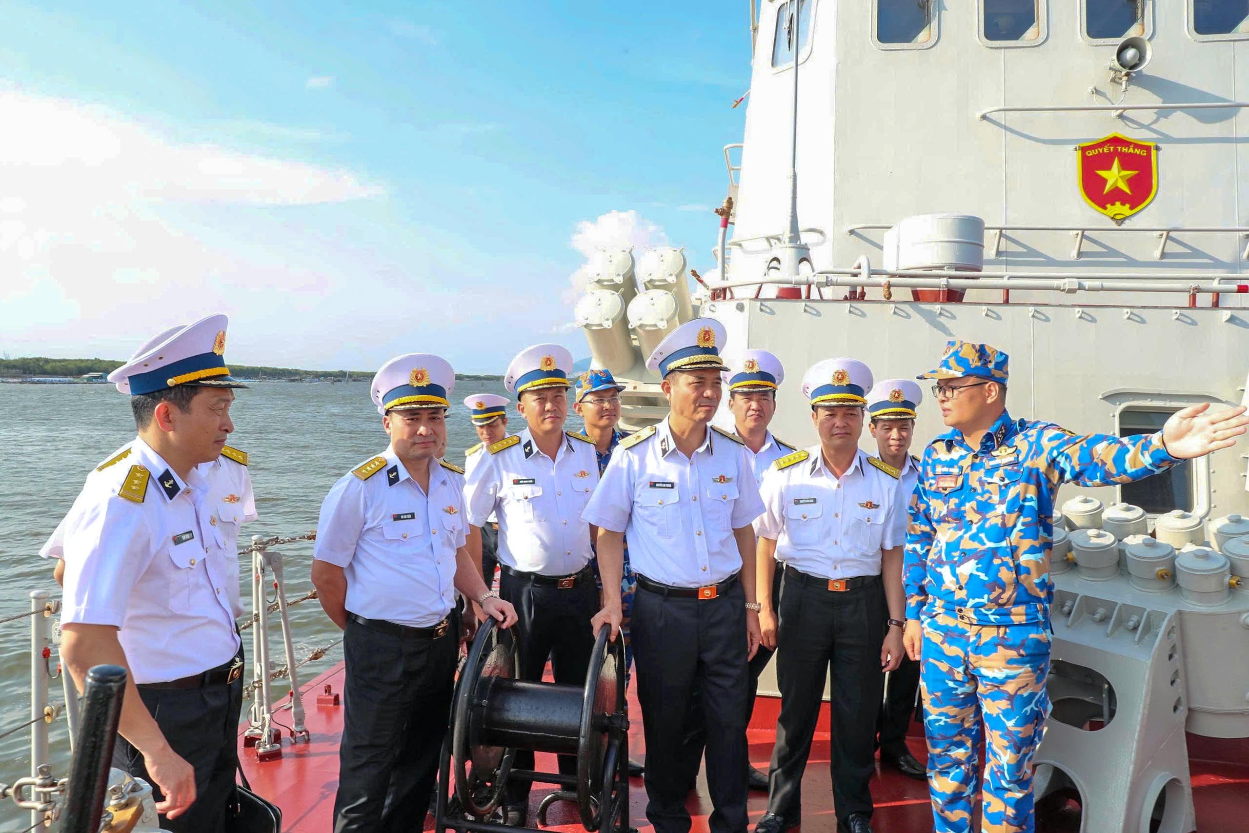 1-thu-truong-bo-tu-lenh-quan-chung-vung-2-tham-kiem-tra-tren-tau-383-nam-2025-1791511633.jpg