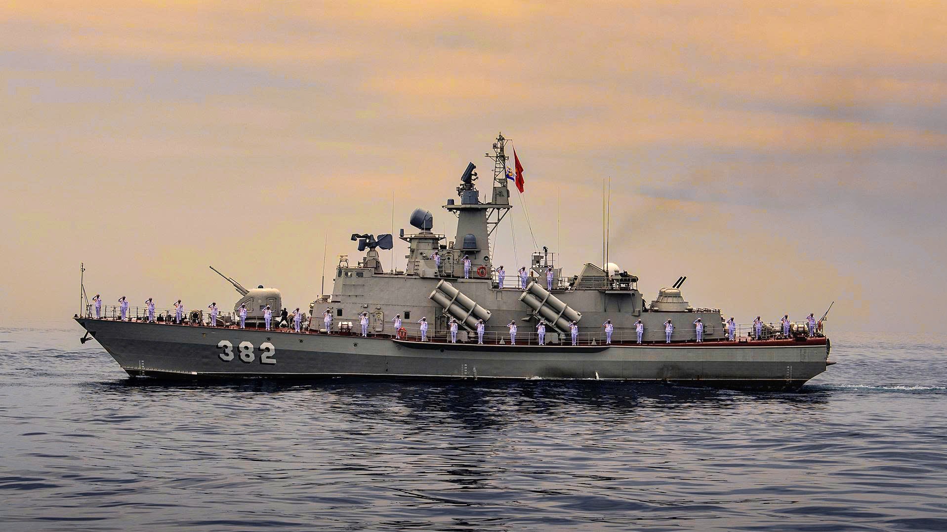 2-tau-382-lu-doan-167-vung-2-hai-quan-trong-doi-hinh-dieu-binh-tren-bien-1791511633.jpg