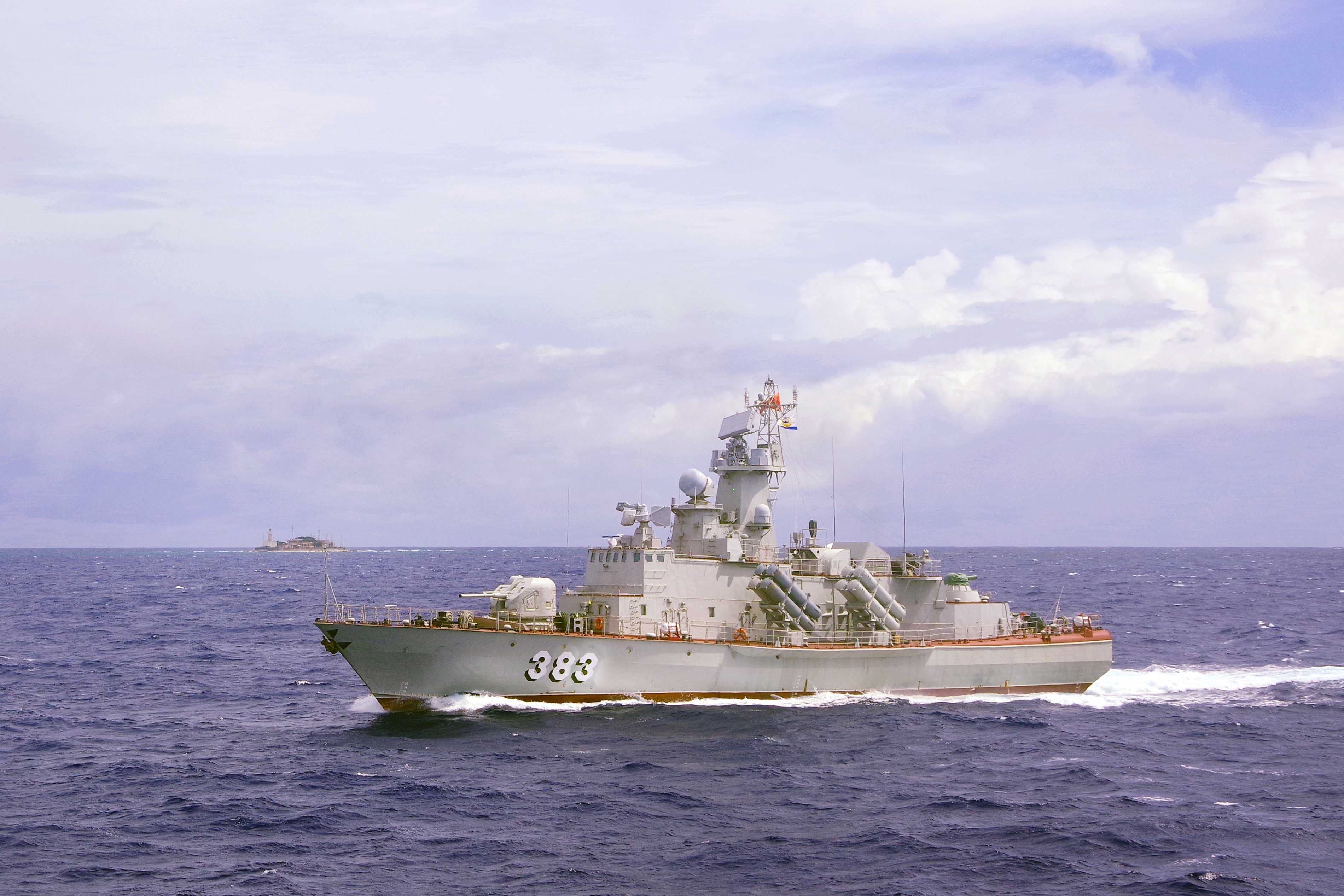 3-tau-383-tuan-tra-trinh-sat-ket-hop-huan-luyen-tai-khu-vuc-truong-sa-dk-i-1791511635.jpg