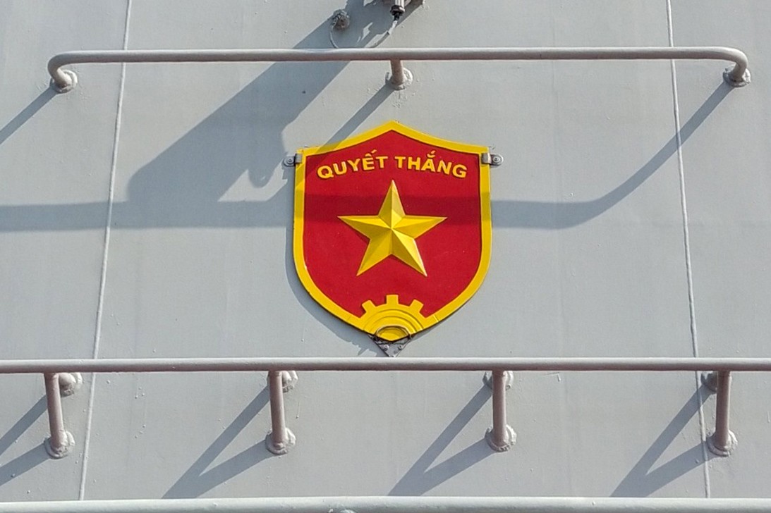6-bieu-tuong-cua-don-vi-quyet-thang-tren-tau-383-1791511634.jpg
