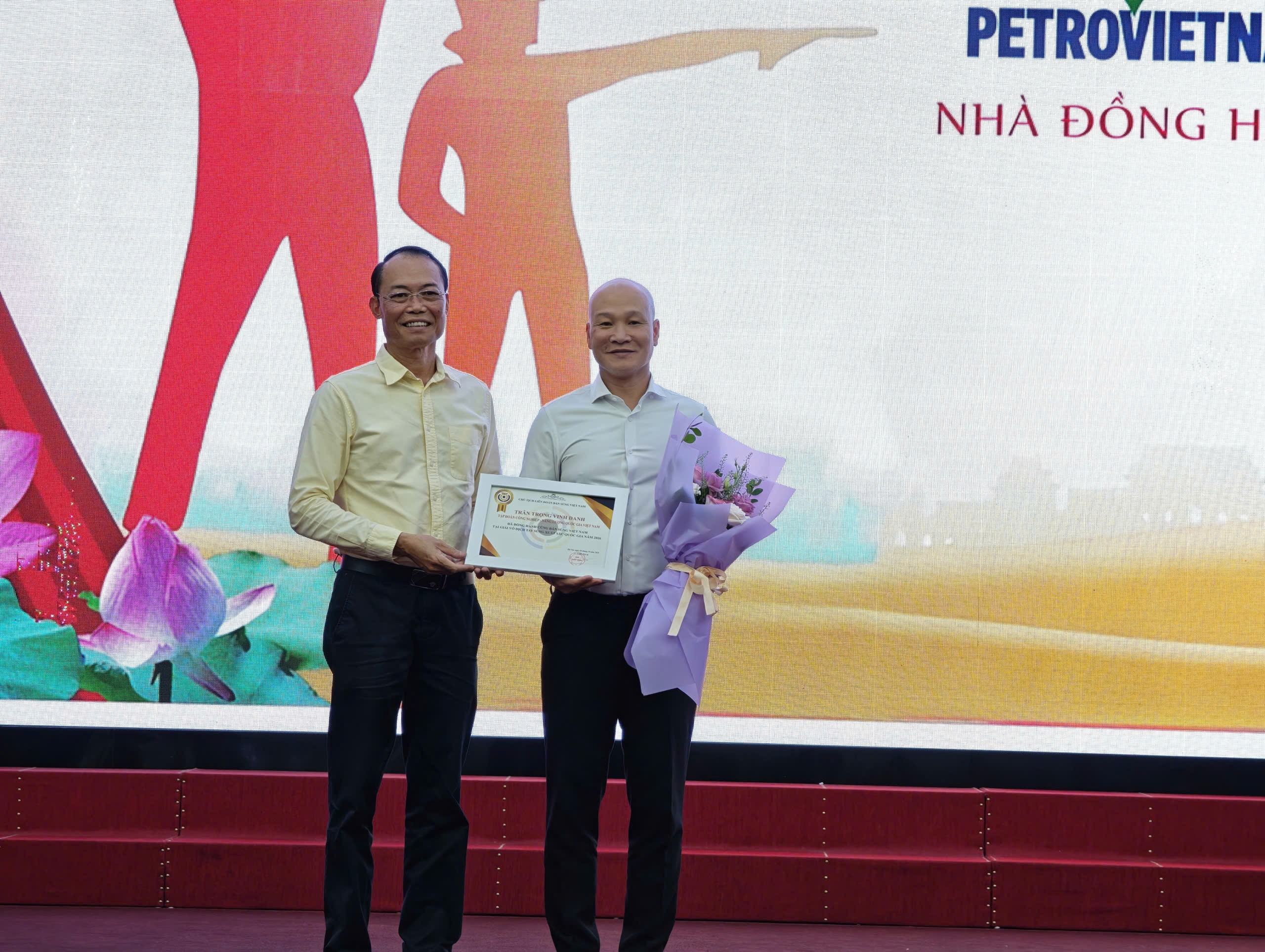 anh-2-lien-doan-ban-sung-viet-nam-trao-bang-vinh-danh-cho-tap-doan-cong-nghiep-nang-luong-quoc-gia-viet-nam-petrovietnam-1791597013.jpg