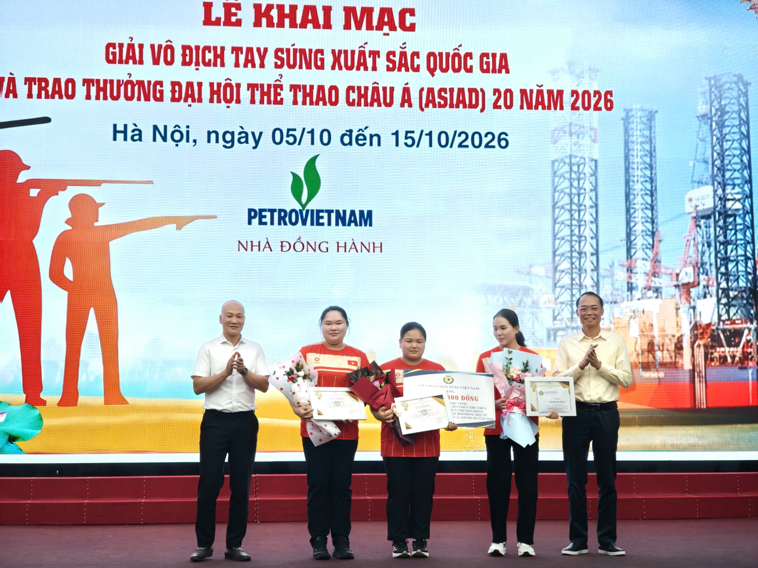 anh-3-chu-tich-lien-doan-ban-sung-viet-nam-va-nha-tai-tro-trao-thuong-cho-3-van-dong-vien-gianh-huy-chuong-dong-asiad-1791597088.jpg