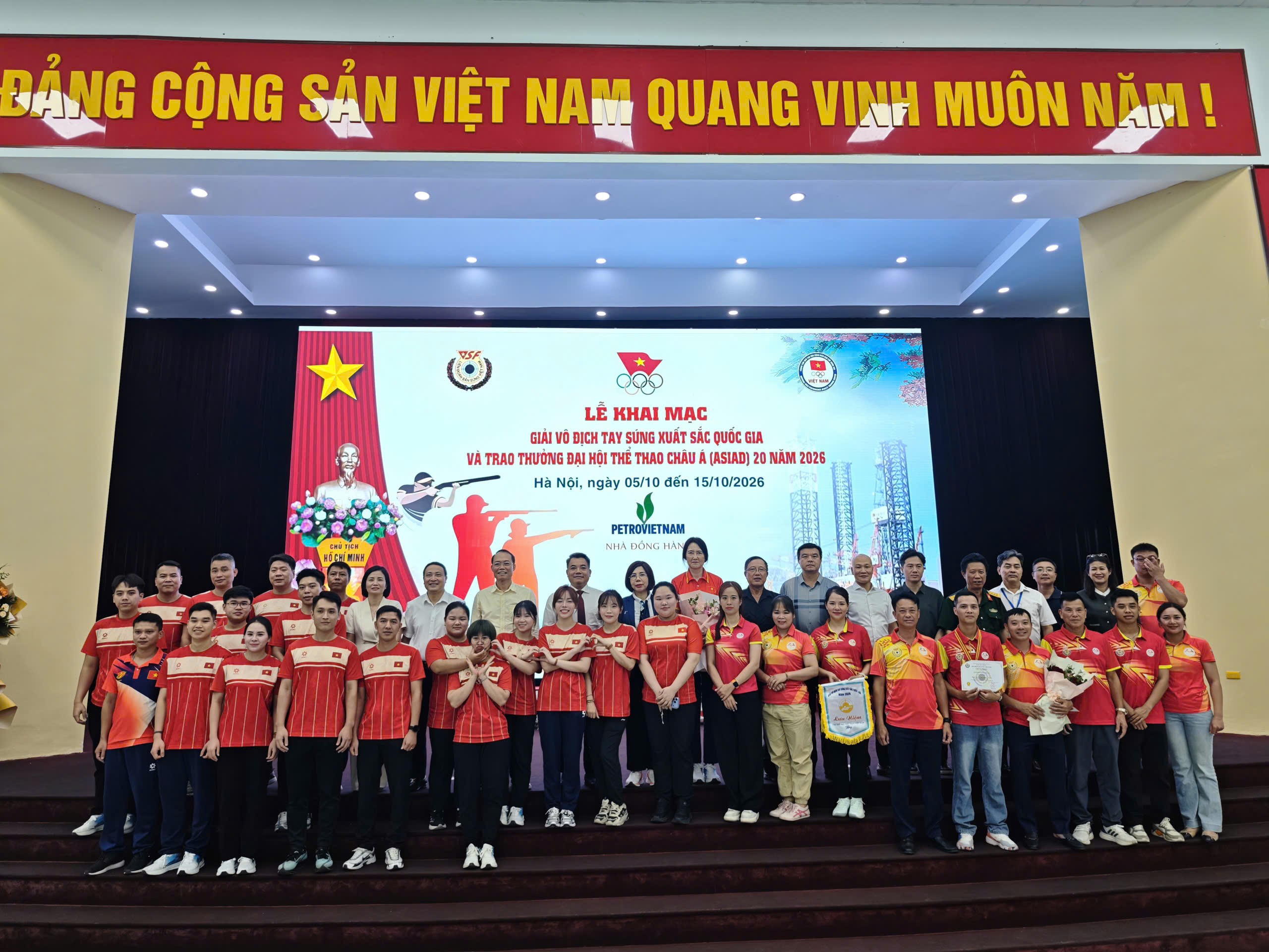 anh-4-ban-to-chuc-va-cac-van-dong-vien-huan-luyen-vien-chup-anh-luu-niem-tai-giai-vo-dich-tay-sung-xuat-sac-quoc-gia-nam-2026-1791597272.jpg